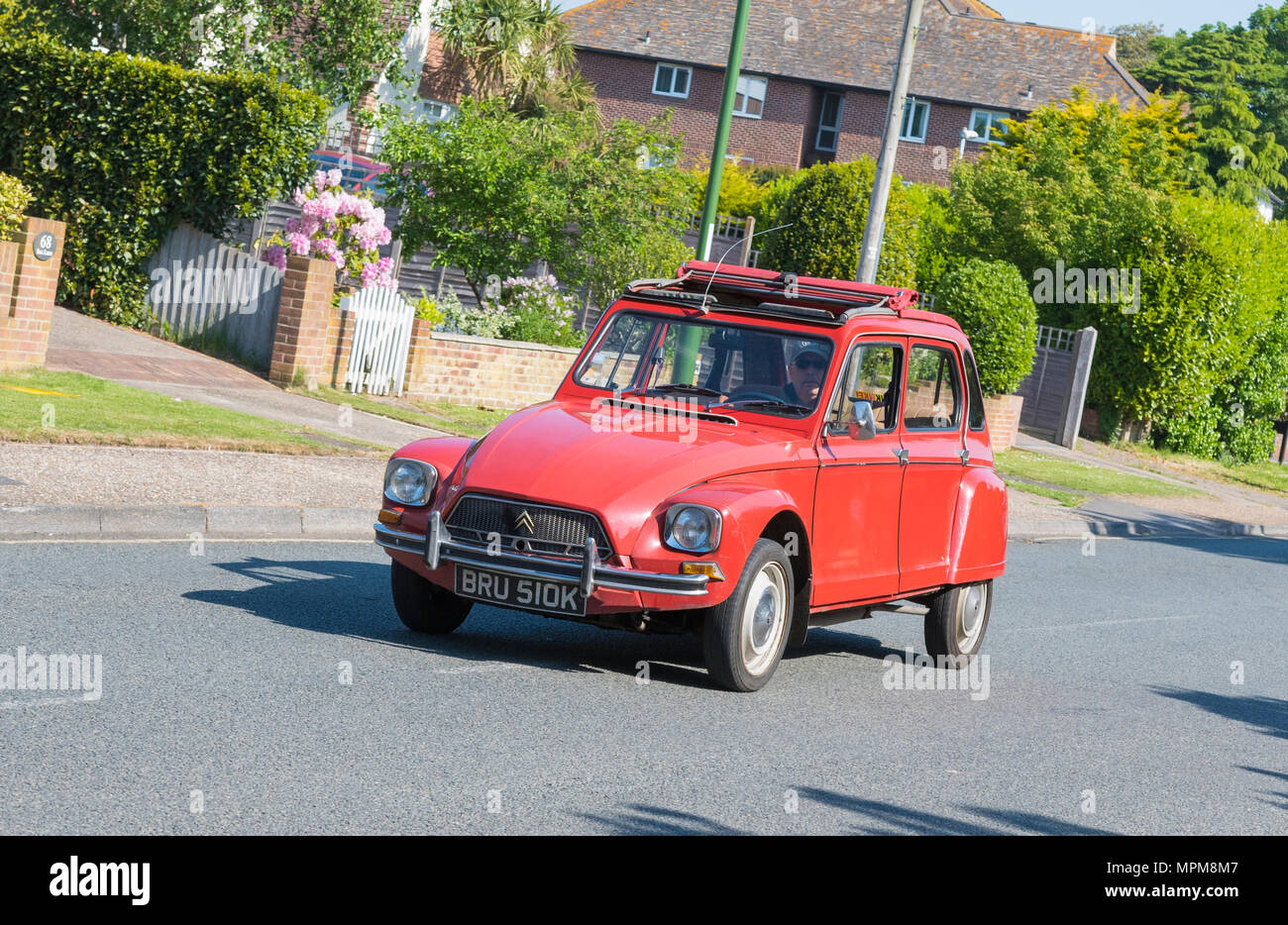 Vecchio Rosso Citroen Dyane 6 Station Wagon Dal 1971 Su Una Strada Britannico In Inghilterra, Regno Unito Foto Stock - Alamy