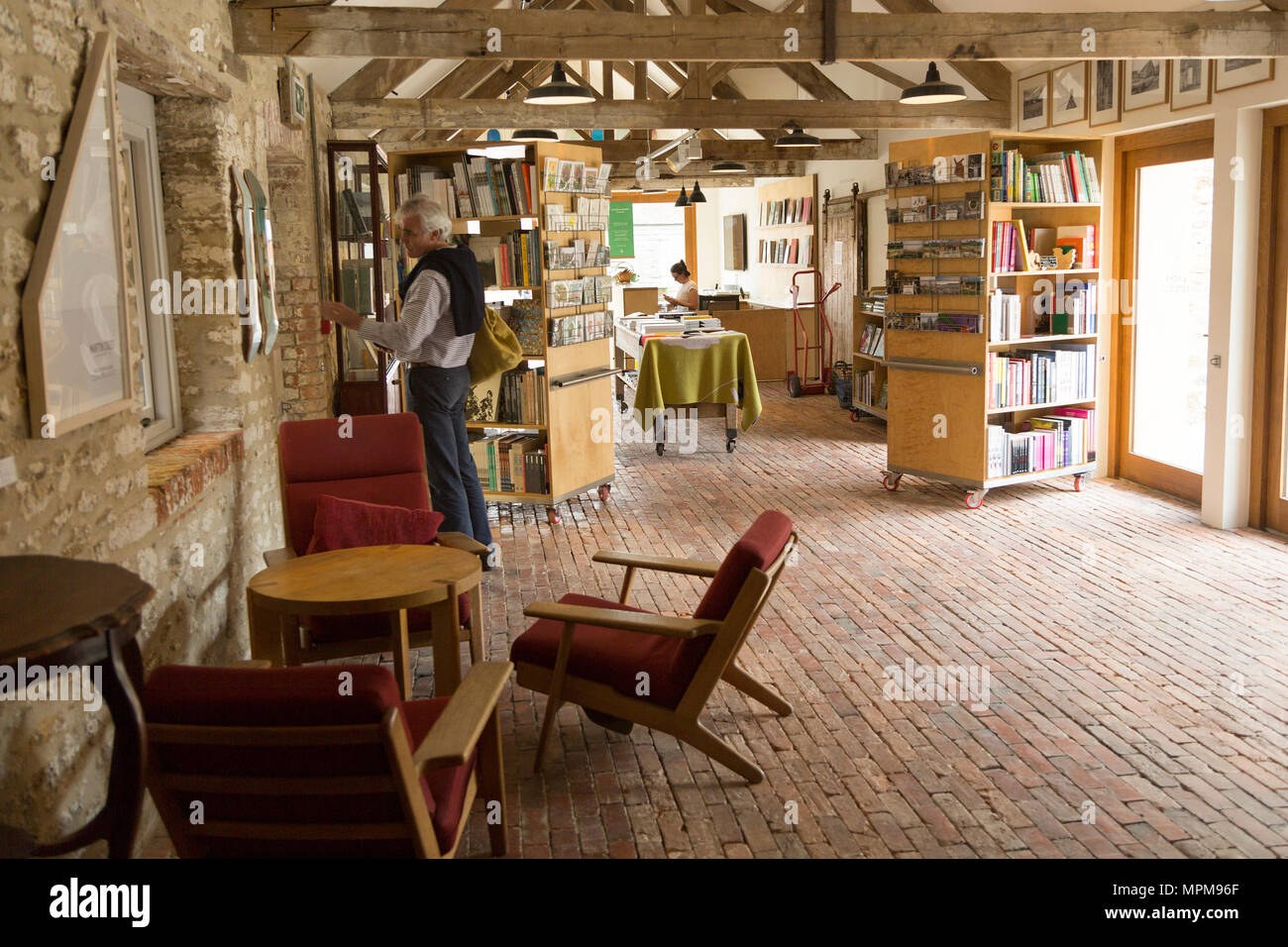 Hauser e Wirth galleria d'arte, ristorante e giardino, Durslade Farm, Bruton, Somerset, Inghilterra, Regno Unito book shop interno Foto Stock