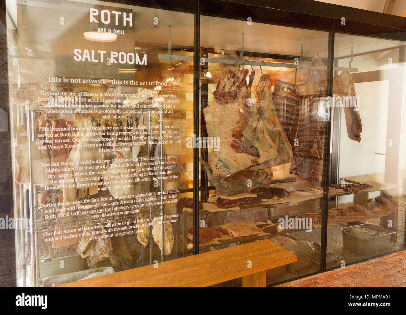 Hauser e Wirth galleria d'arte, ristorante e giardino, Durslade Farm, Bruton, Somerset, Inghilterra, Regno Unito Roth sale in camera negozio di carne Foto Stock