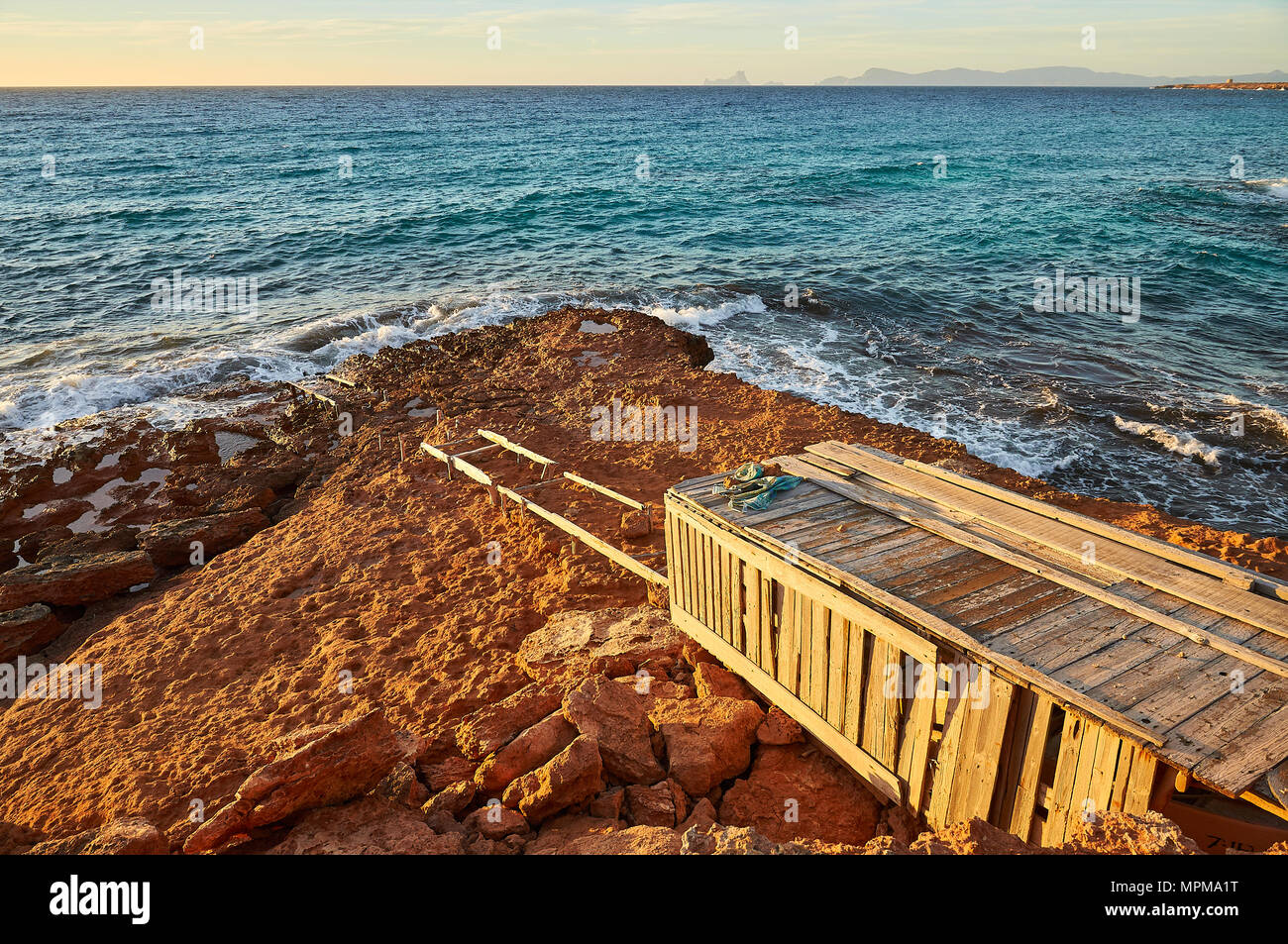 Tradizionale boathouse sul mare vicino Cala Saona con isolotto es Vedrá e isola di Ibiza a distanza da Formentera (Isole Baleari, Spagna) Foto Stock