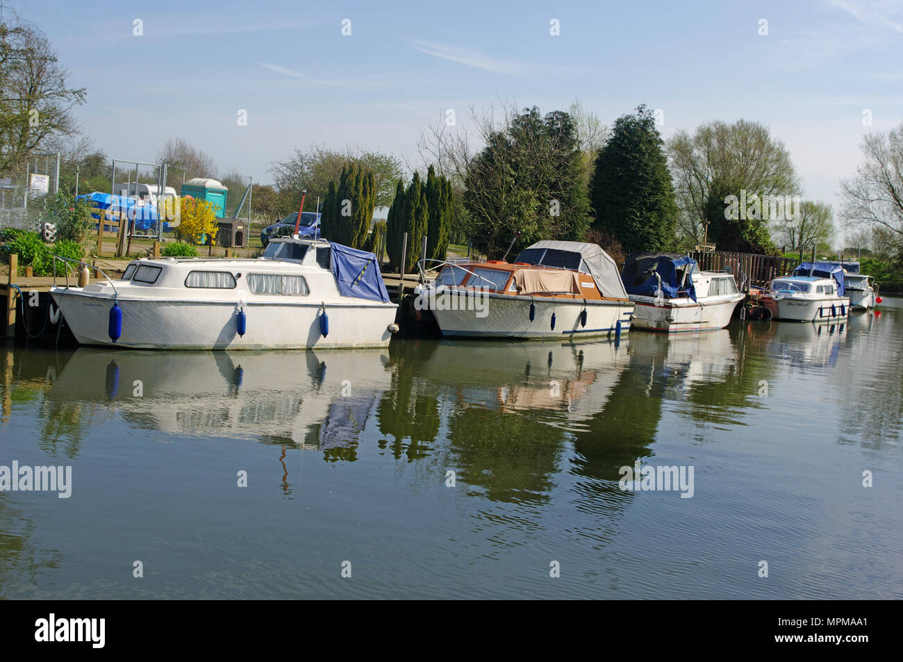 Barche a motore, vicino, Upstreet, Fiume grande Stour, Kent Foto Stock