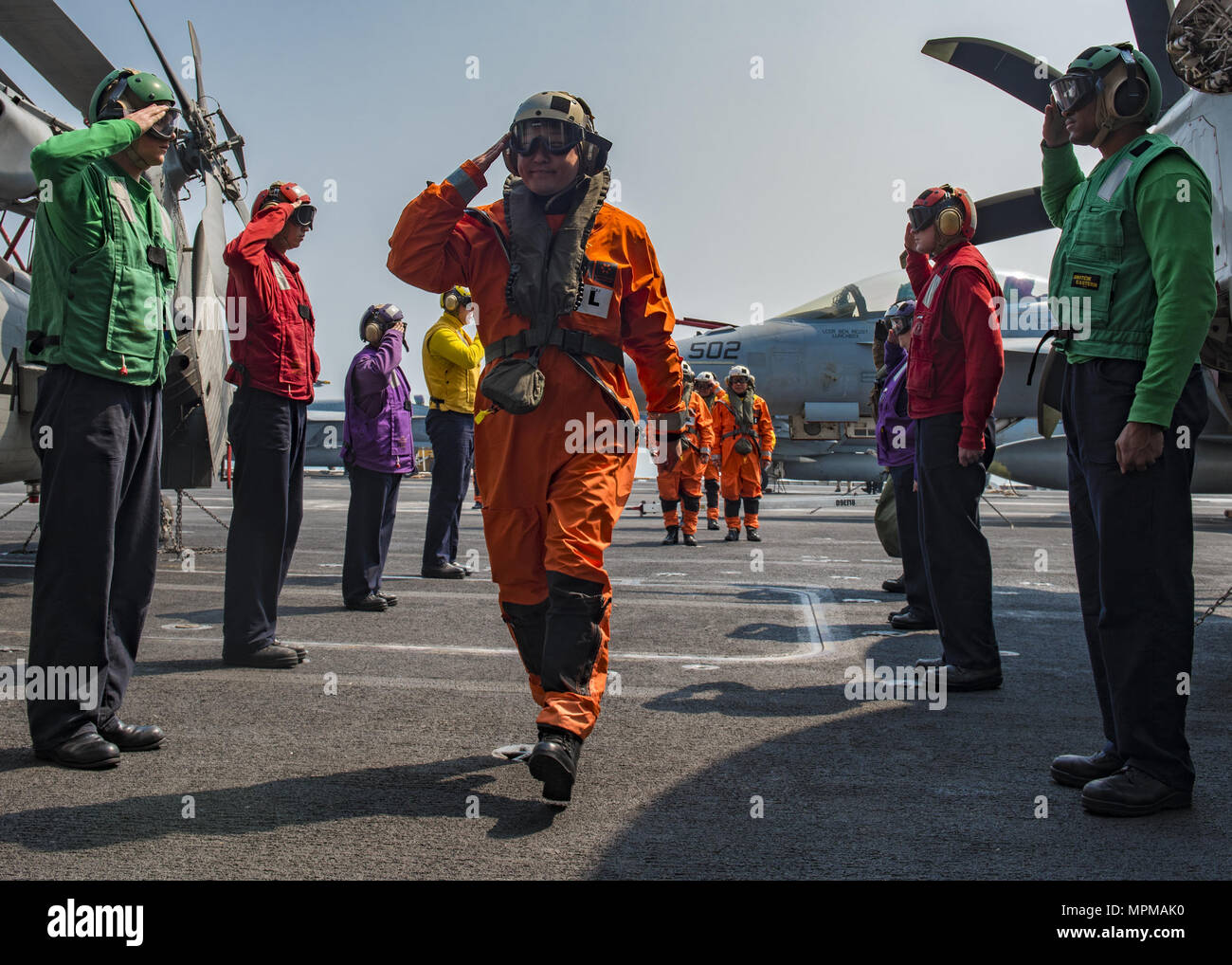 170327-N-HD638-061 U.S. 7TH FLOTTA AREA DI OPERAZIONI (27 marzo 2017) La Side Boys dalla portaerei USS Carl Vinson (CVN 70) rendere onore a Adm posteriore. Daisuke Kajimoto, commander, Escort flottiglia 3, Giappone marittimo Forza di Autodifesa sul ponte di volo. La Carl Vinson Carrier Strike gruppo è su un regolarmente programmati Pacifico occidentale la distribuzione come parte degli Stati Uniti Flotta del pacifico-led iniziativa di estendere il comando e le funzioni di controllo di Stati Uniti 3a flotta. U.S Navy portaerei strike gruppi hanno pattugliato il Indo-Asia-Pacifico regolarmente e sistematicamente per più di 70 anni. (U.S. Navy Foto Stock