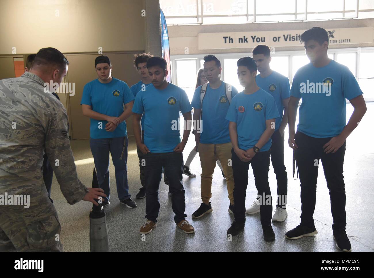 Senior Airman Ryan Garvey, XXII ingegnere civile squadrone Ordinanza sugli esplosivi smaltimento artigiano, educa per ispirazione e il riconoscimento della scienza e della tecnologia robotica i concorrenti su esplosivo ordinanze 24 marzo 2017 nella città di Oklahoma, Oklahoma. EOD ha presentato una vasta gamma di apparecchiature in caso di evidenziare la loro missione unica. (U.S. Air Force foto/Airman 1. Classe Erin McClellan) Foto Stock