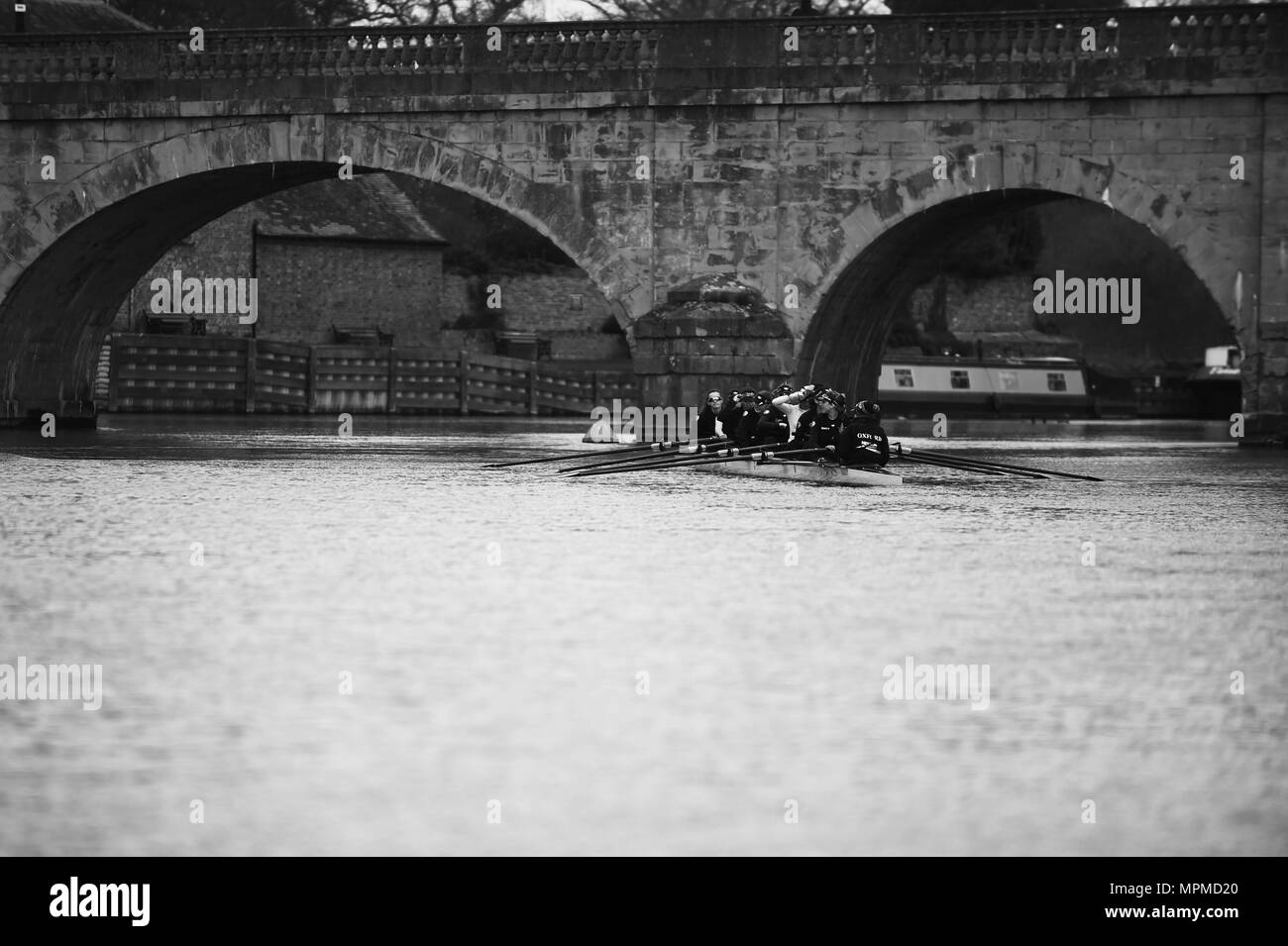 I rematori dalla Oxford University donna Boat Club in pausa la Shillingford Bridge, durante una pratica a Wallingford Rowing Club, Regno Unito, 23 marzo 2017. La prassi del team che lavorano insieme in perfetta sincronizzazione e perfettamente seguendo i comandi del timoniere. (U.S. Air Force foto di Tech. Sgt. Jarad A. Denton/rilasciato) Foto Stock