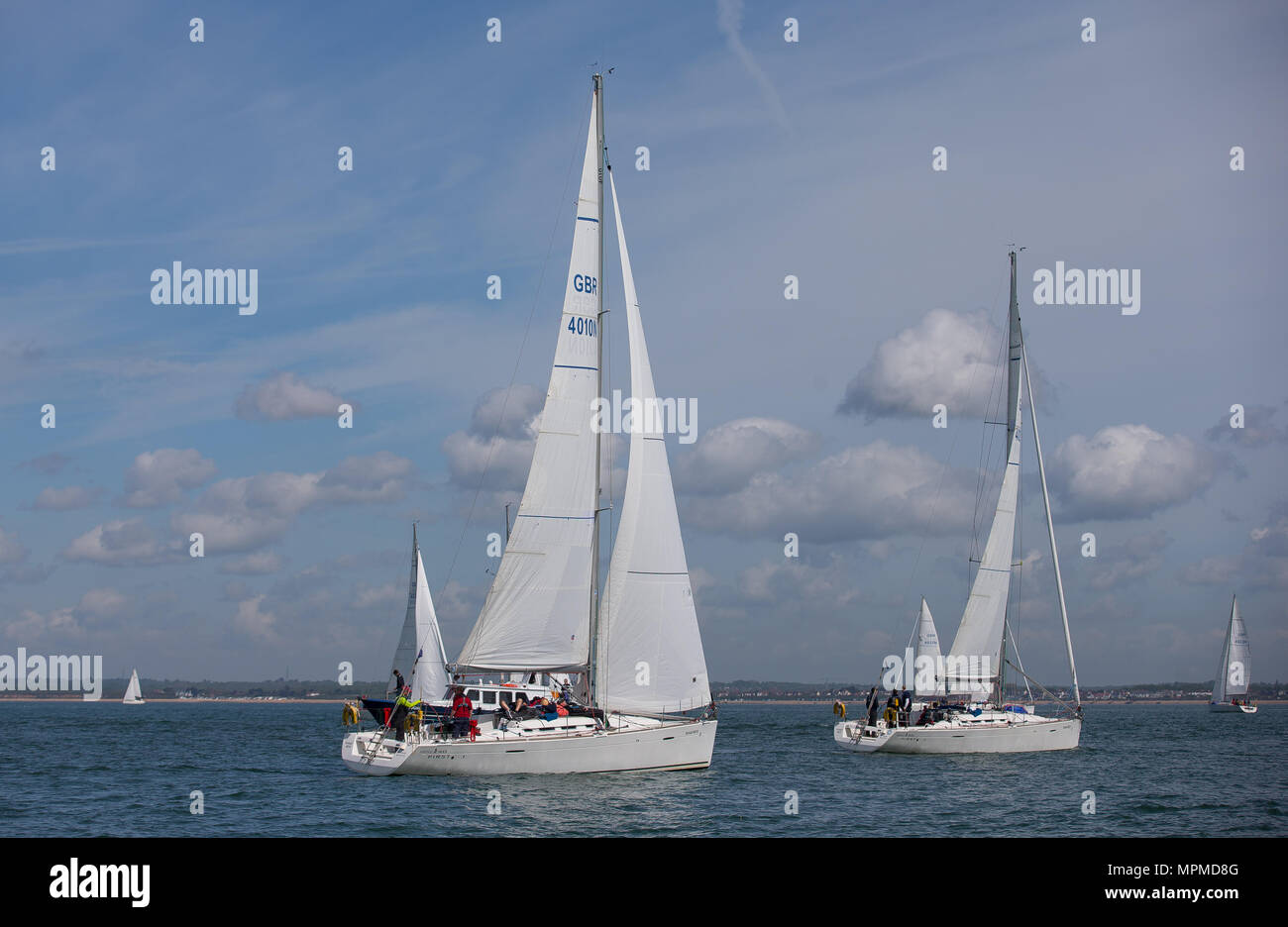 Una flotta di barche in treno Il Solent off l'Isola di Wight Foto Stock