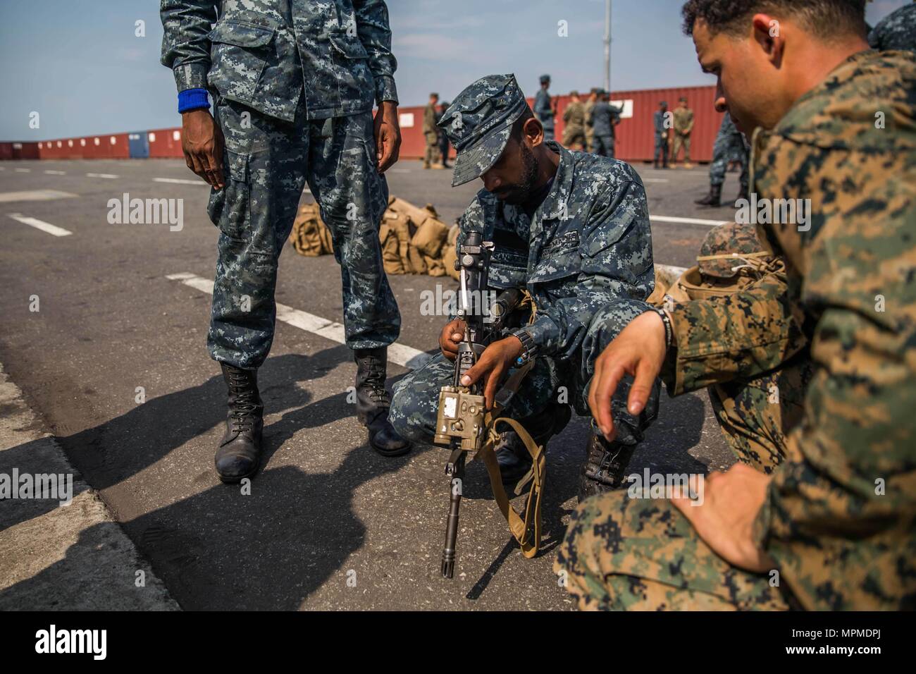 COLOMBO, Sri Lanka (28 marzo 2017) Un dello Sri Lanka Marines disassembla il M4 service fucile a fianco degli Stati Uniti Marines con xi Marine Expeditionary Unit (MEU), armi durante il processo di familiarizzazione delle competenze presso il porto di Colombo come parte di un teatro la cooperazione in materia di sicurezza innesto, Marzo 28. USS Comstock (LSD 45) e xi MEU sono in Sri Lanka per lo scambio di esperienze su una gamma di argomenti come parte degli scambi in corso tra le due forze per migliorare le competenze e rafforzare le relazioni. (U.S. Marine Corps foto di Cpl. Devan K. Gowans) Foto Stock