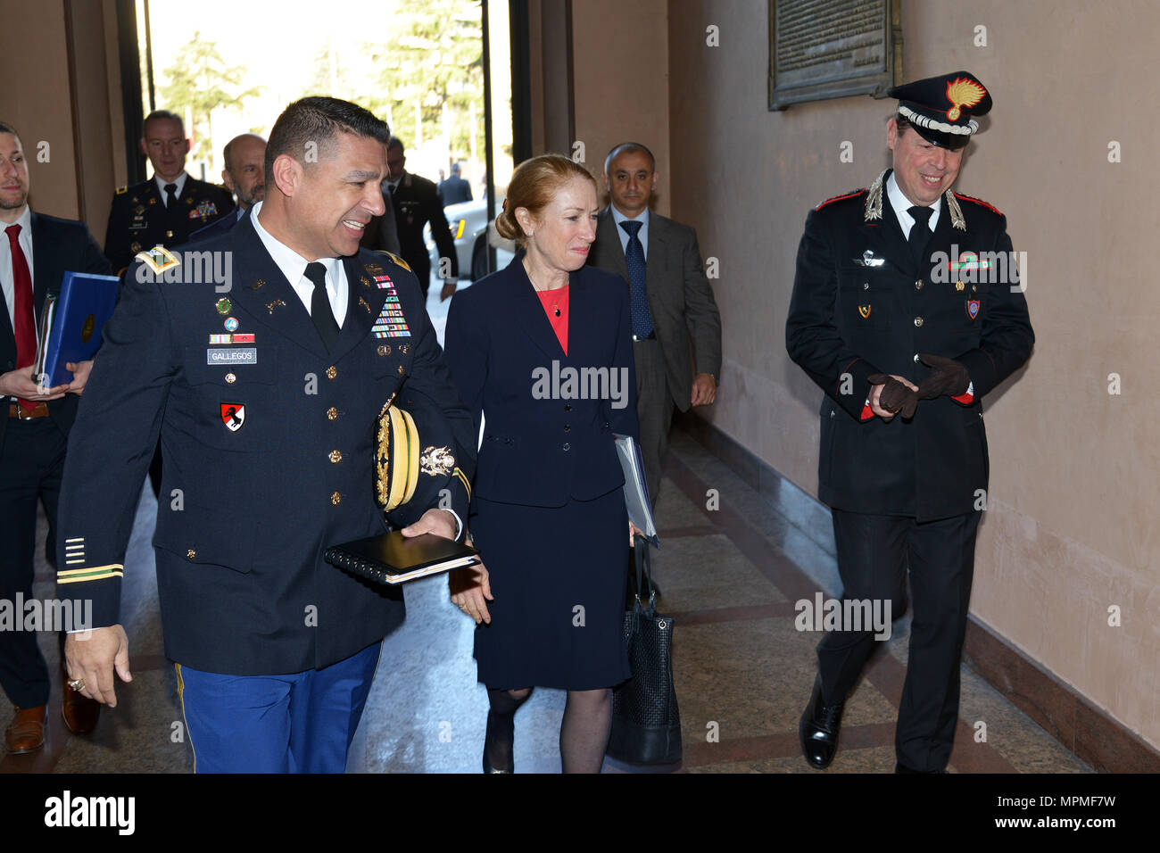 La sig.ra Kelly Degnan, carica' d'affari ad interim U.S. Ambasciate e Consolati in Italia (centro), U.S. Esercito Col. Dario S. Gallegos, CoESPU vice direttore (sinistra) e e Col. Roberto Campana (a destra), capo del personale CoESPU, durante la visita al centro di eccellenza per la stabilità delle unità di polizia (CoESPU) Vicenza, Italia, Marzo 30, 2017.(STATI UNITI Esercito Foto di Visual Information Specialist Antonio Bedin/rilasciato) Foto Stock