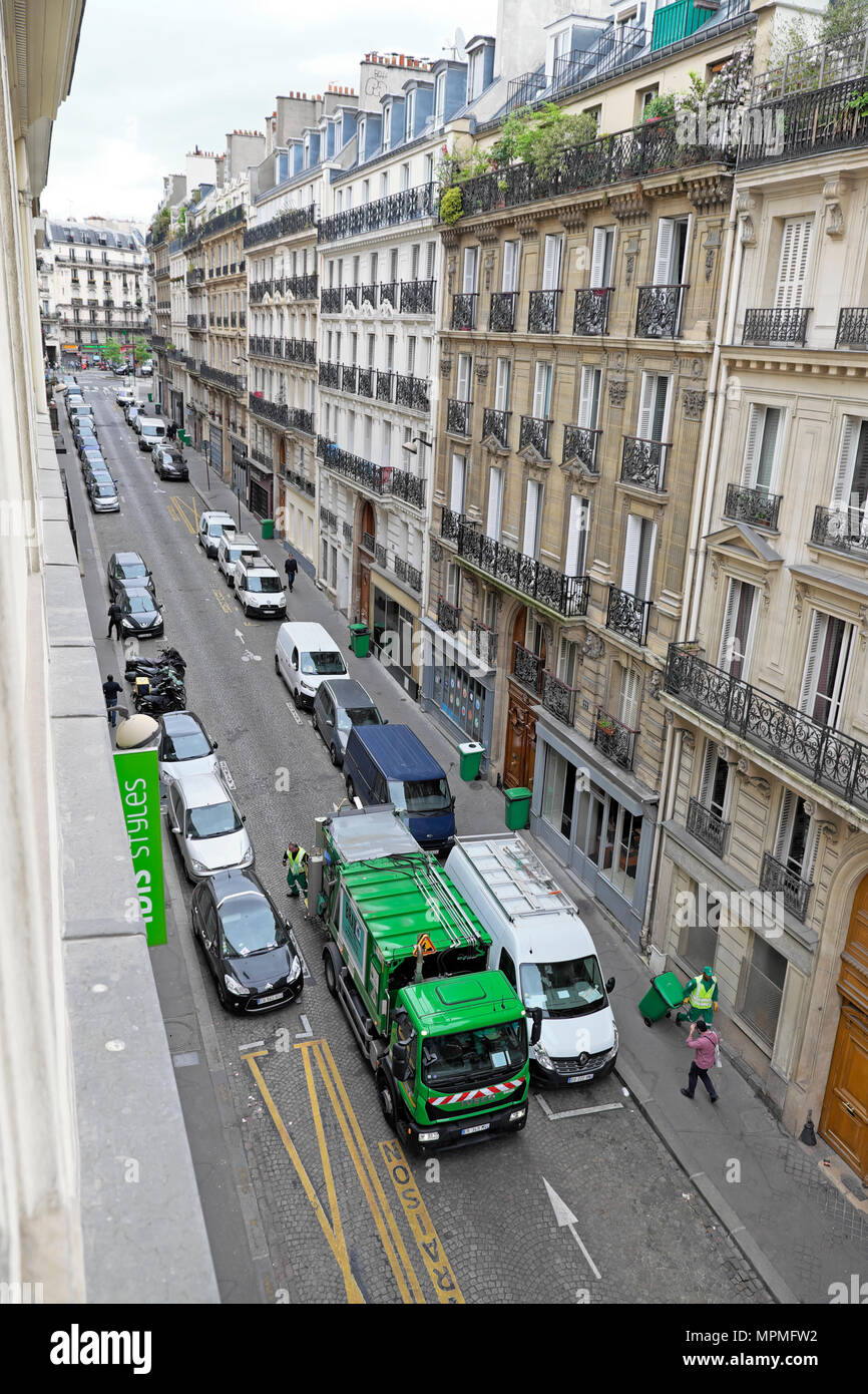 Scomparto di verde per raccolta rifiuti vista di camion su strada guardando verso il basso sulla uomini al lavoro di raccolta rifiuti Rifiuti Rifiuti in Parigi Francia Europa KATHY DEWITT Foto Stock