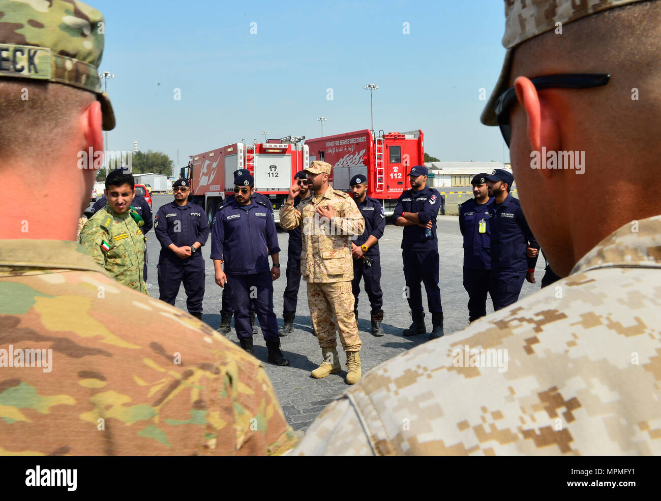 Joint CBRNE prove di esercizio negli Stati Uniti e in Kuwait civili e militari di risposta. Civili e Militari di soccorritori di emergenza dal Kuwait e la condotta degli Stati Uniti un giunto chimico, biologico, radiologico e nucleare difesa la rilevazione, la valutazione e la risposta trapanare come parte dell esercizio Eagle risolvere, 30 marzo 2017, in Kuwait. Il trapano consisteva in uno scenario che coinvolge la rivelazione di radiazioni pericolose perde da un contenitore di spedizione ha recentemente consegnato al porto. La risposta comune team composto da kuwaitiana Guardia nazionale, Esercito, Vigili del fuoco e polizia unità insieme con gli Stati Uniti Coast Guard, riserva marina, Foto Stock