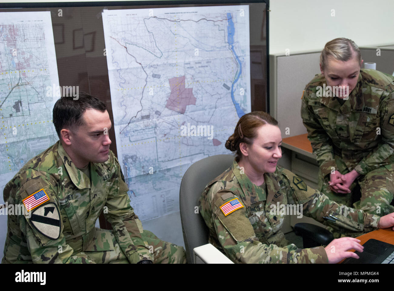 Da sinistra: Sgt. Morgan T. Wilken, SPC. Tara M. McTimmonds, Sgt. Noel R. Covey, lavorano insieme per produrre un ostacolo combinato Overlay, Base comune Lewis-Mccorda, nello Stato di Washington Febbraio 12, 2017. Gli ingegneri geospaziali produrre le mappe che sarà in grado di supportare il comandante della missione successiva, e sono una componente vitale dell'esercito, dell Esercito di riserva, e forza totale (U.S. La riserva di esercito foto di Spc. Sean Harding/RILASCIATO). Foto Stock