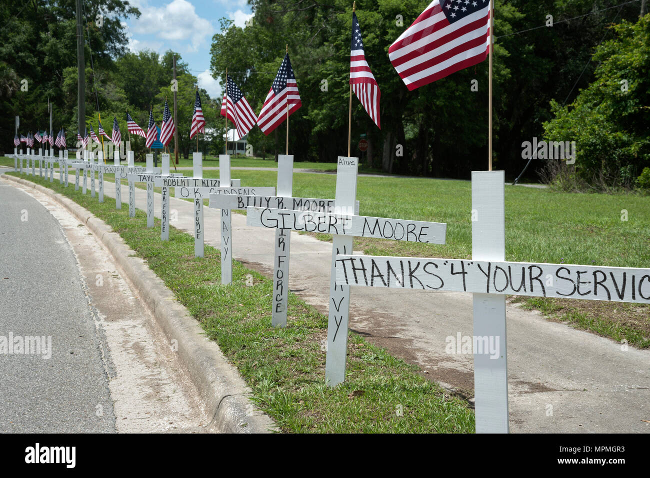 Il Memorial Day attraversa in onore di coloro che hanno servito negli Stati Uniti Militare sono poste di fianco all'autostrada 27 nella piccola North Florida cittadina di Fort White Foto Stock