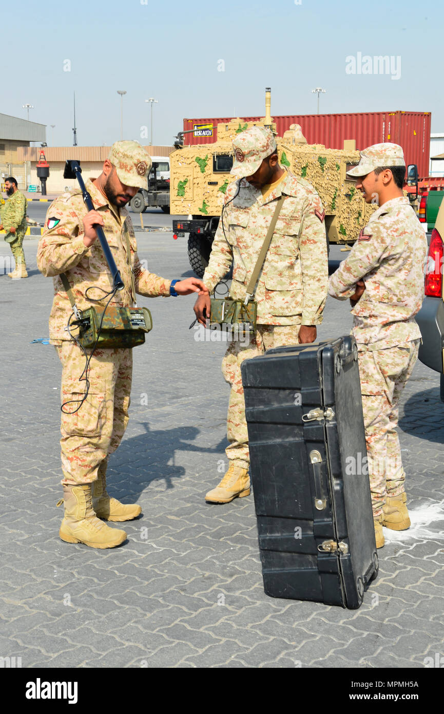 Joint CBRNE prove di esercizio negli Stati Uniti e in Kuwait civili e militari di risposta. Civili e Militari di soccorritori di emergenza dal Kuwait e la condotta degli Stati Uniti un giunto chimico, biologico, radiologico e nucleare difesa la rilevazione, la valutazione e la risposta trapanare come parte dell esercizio Eagle risolvere, 30 marzo 2017, in Kuwait. Il trapano consisteva in uno scenario che coinvolge la rivelazione di radiazioni pericolose perde da un contenitore di spedizione ha recentemente consegnato al porto. La risposta comune team composto da kuwaitiana Guardia nazionale, Esercito, Vigili del fuoco e polizia unità insieme con gli Stati Uniti Coast Guard, riserva marina, Foto Stock