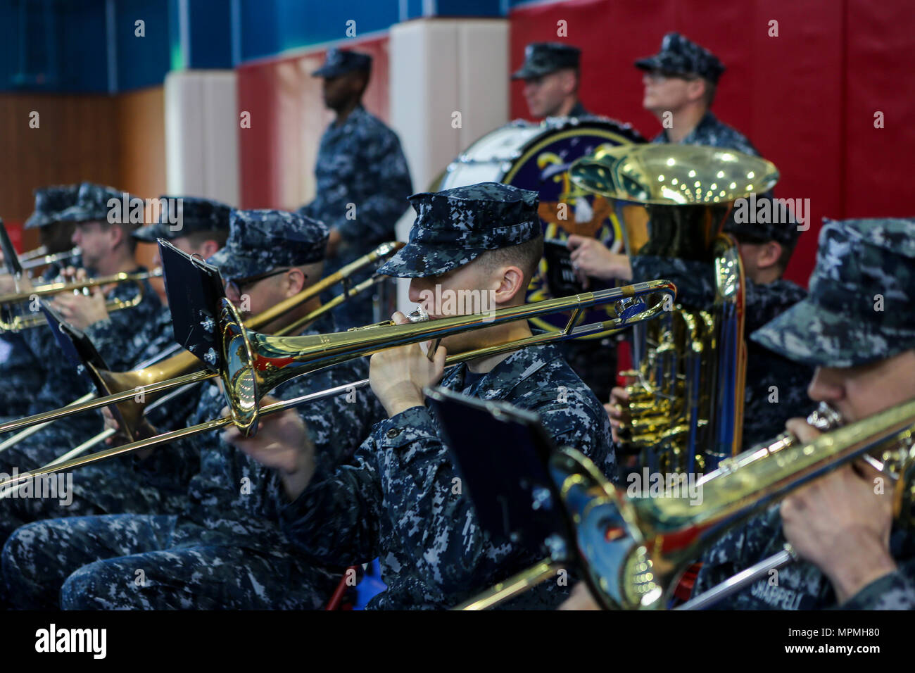 Stati Uniti I marinai con 7 Banda della flotta eseguire durante un sollievo e nomina su Camp Fuji, Giappone, Marzo 31, 2017. Sgt. Il Mag. Steven L. Soares è stata sollevata come CATC sergente maggiore da Sgt. Il Mag. Bradley W. Baiotto. (U.S. Marine Corps photo by MCIPAC combattere lancia fotocamera Cpl. Sean M. Evans) Foto Stock