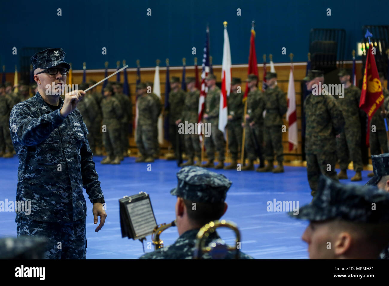 Stati Uniti I marinai con 7 Banda della flotta eseguire durante un sollievo e nomina su Camp Fuji, Giappone, Marzo 31, 2017. Sgt. Il Mag. Steven L. Soares è stata sollevata come CATC sergente maggiore da Sgt. Il Mag. Bradley W. Baiotto. (U.S. Marine Corps photo by MCIPAC combattere lancia fotocamera Cpl. Sean M. Evans) Foto Stock