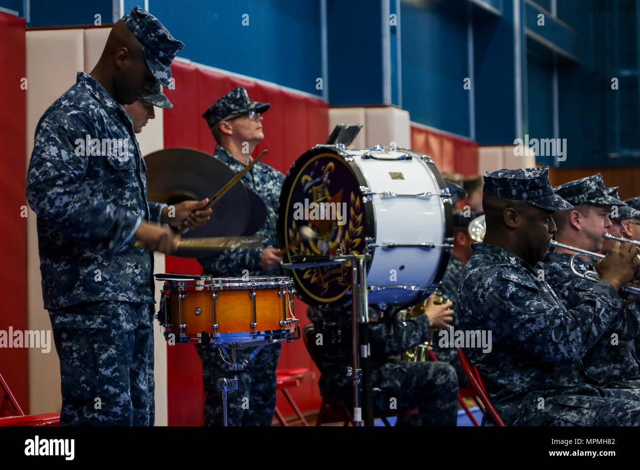 Stati Uniti I marinai con 7 Banda della flotta eseguire durante un sollievo e nomina su Camp Fuji, Giappone, Marzo 31, 2017. Sgt. Il Mag. Steven L. Soares è stata sollevata come CATC sergente maggiore da Sgt. Il Mag. Bradley W. Baiotto. (U.S. Marine Corps photo by MCIPAC combattere lancia fotocamera Cpl. Sean M. Evans) Foto Stock