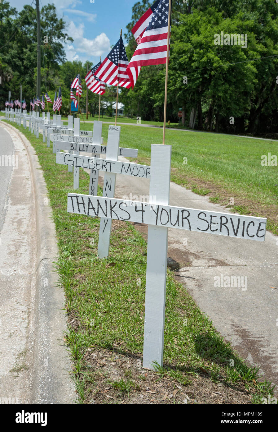 Il Memorial Day attraversa in onore di coloro che hanno servito negli Stati Uniti Militare sono poste di fianco all'autostrada 27 nella piccola North Florida cittadina di Fort White Foto Stock