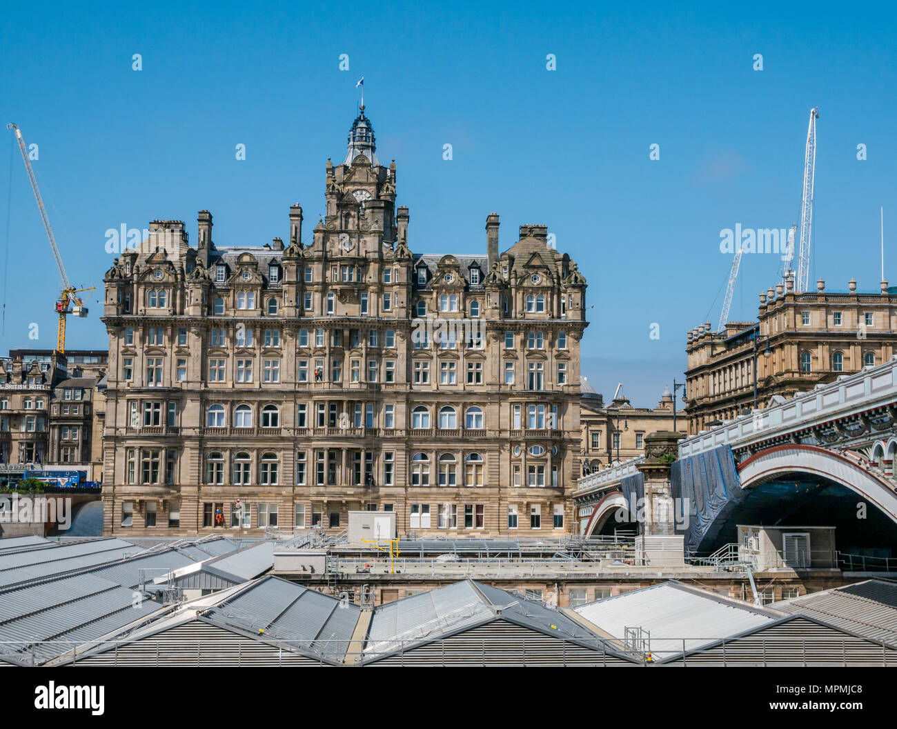 Balmoral Hotel, Rocco Forte Hotel 5 stelle lusso, Princes Street, Edimburgo, Scozia, tetto in vetro della stazione di Waverley e operaio la discesa in corda doppia Foto Stock
