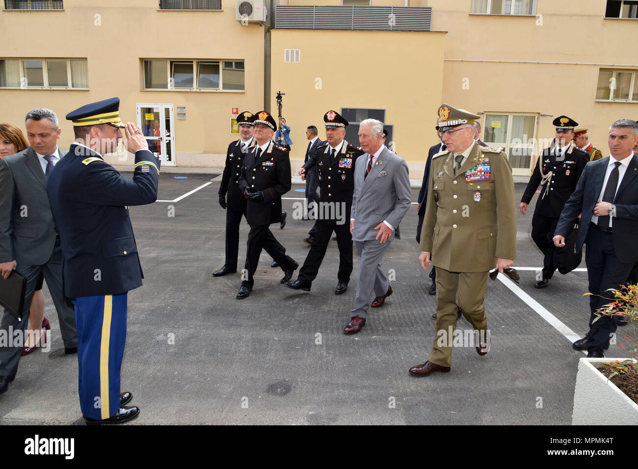 Sua Altezza Reale il Principe Charles, Principe di Galles, incontra U.S. Esercito Col. Dario S. Gallegos, CoESPU vice direttore (sinistra) durante la visita al centro di eccellenza per la stabilità delle unità di polizia (CoESPU) Vicenza, Italia, Aprile 1, 2017. (U.S. Esercito Foto di Visual Information Specialist Paolo Bovo/rilasciato) Foto Stock