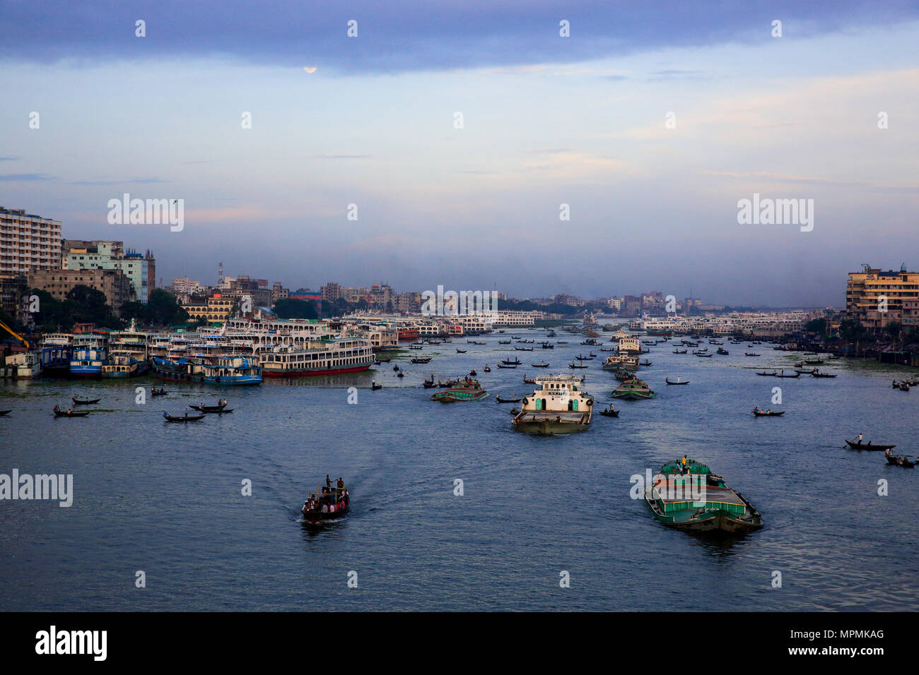 Vista del fiume Buriganga e area adiacente. Dacca in Bangladesh. Foto Stock