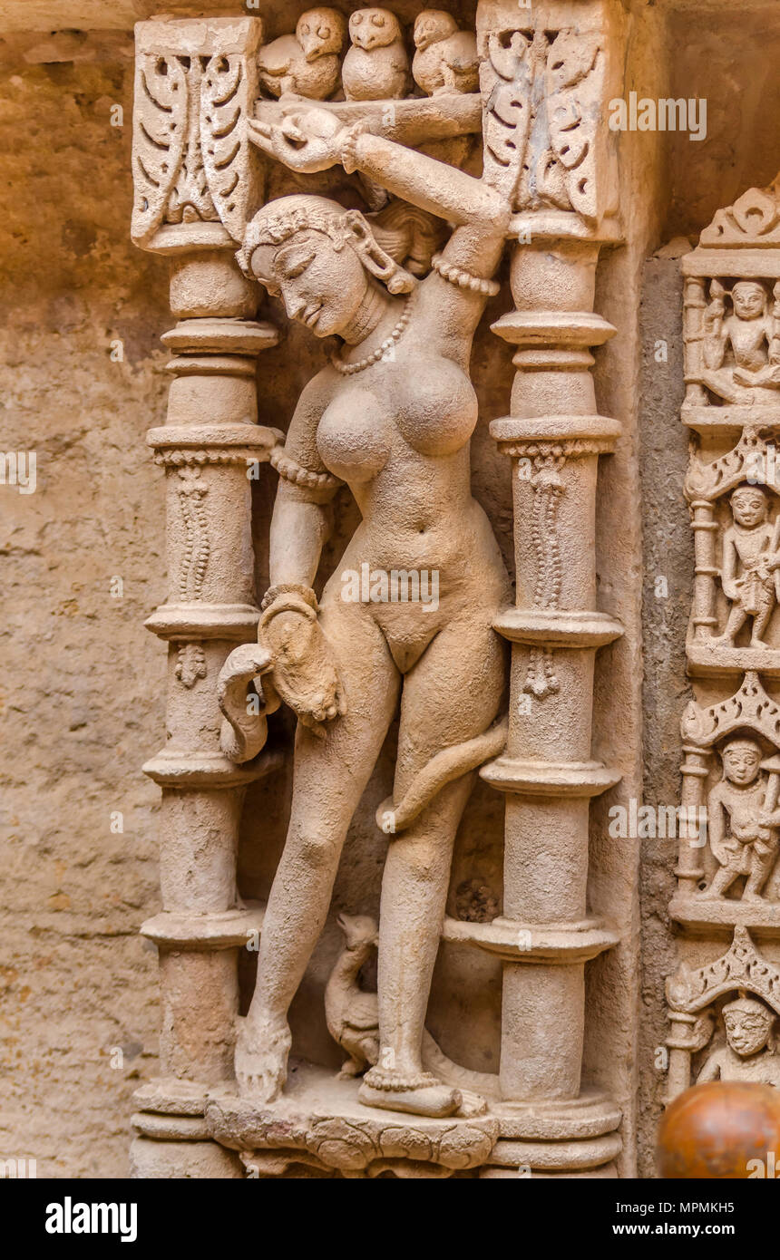 Sculture di bella donna a stepwell Rani ki vav, un intricate costruite nel sito storico dello Stato di Gujarat, India. Un sito patrimonio mondiale dell'UNESCO, Foto Stock