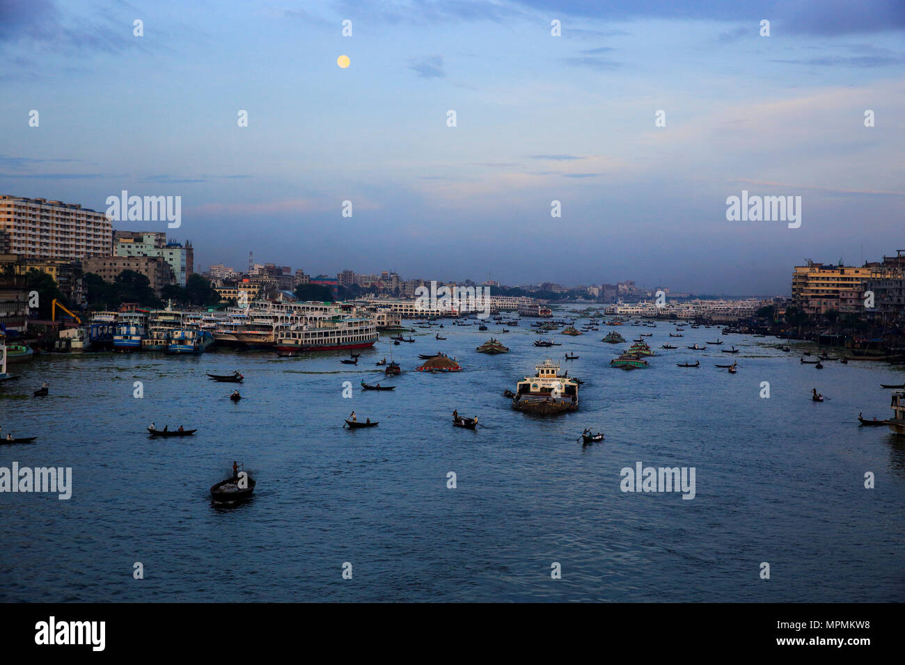 Vista del fiume Buriganga e area adiacente. Dacca in Bangladesh. Foto Stock