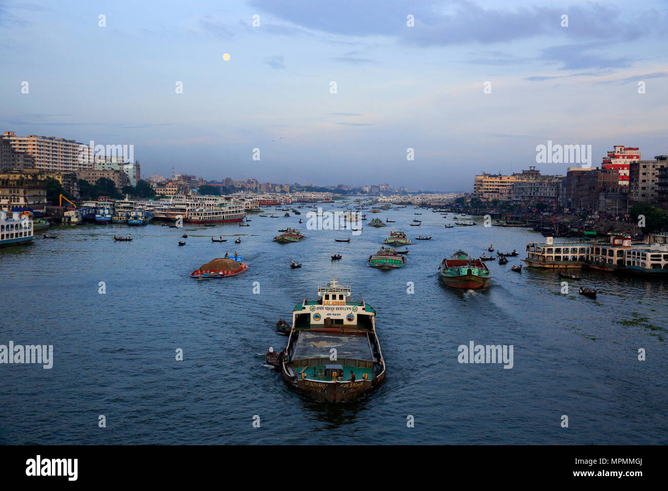 Vista del fiume Buriganga e area adiacente. Dacca in Bangladesh. Foto Stock