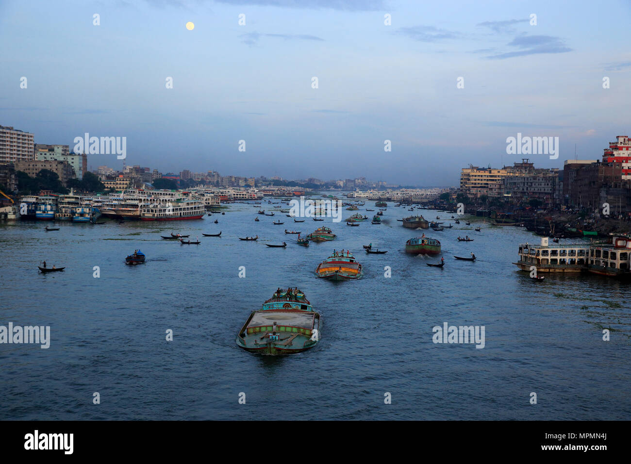 Vista del fiume Buriganga e area adiacente. Dacca in Bangladesh. Foto Stock