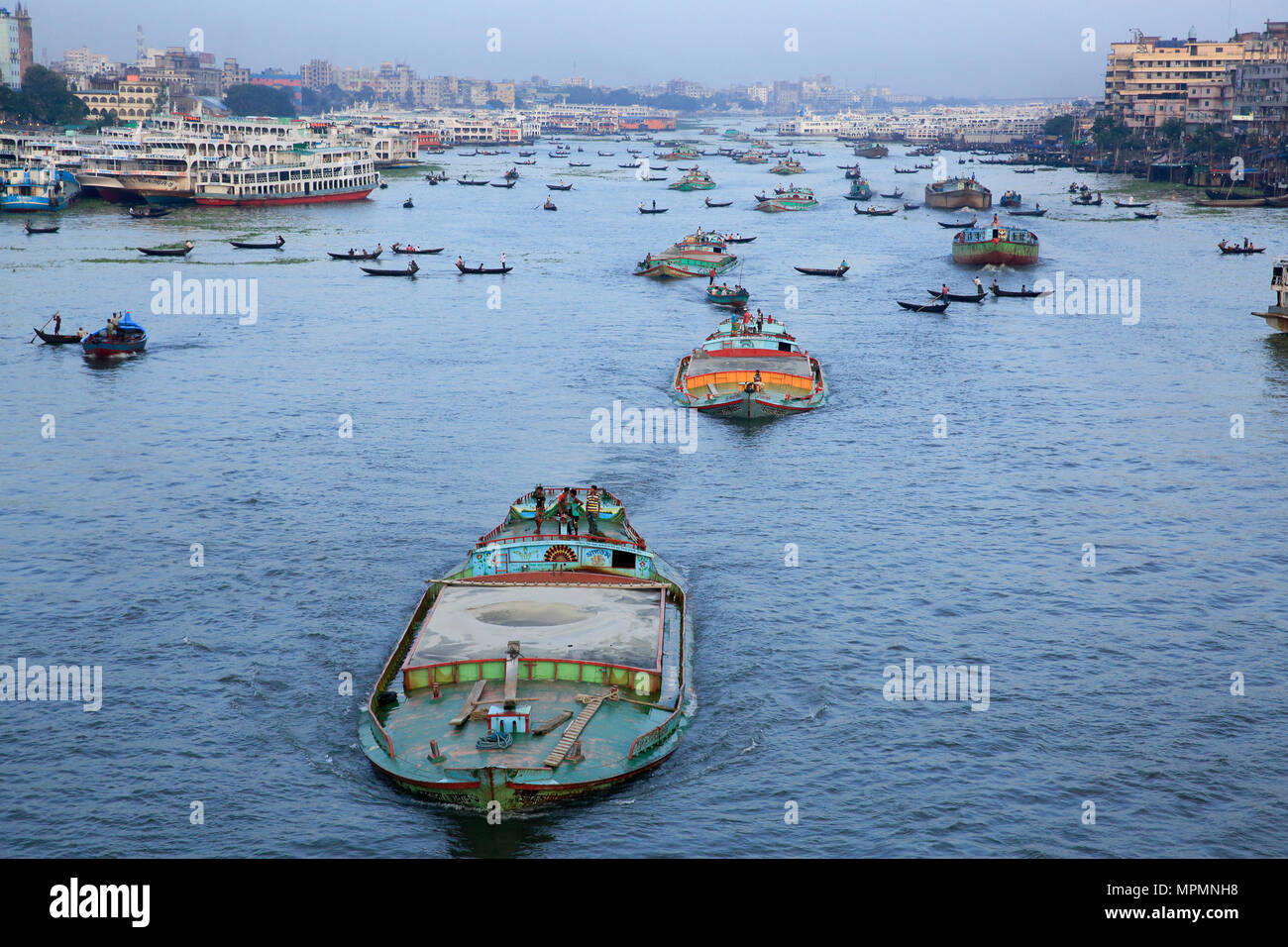 Vista del fiume Buriganga e area adiacente. Dacca in Bangladesh. Foto Stock