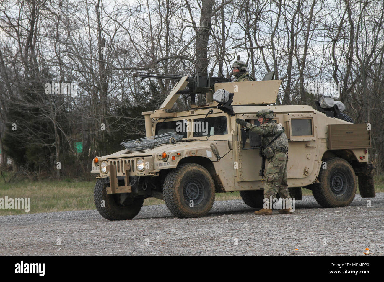 Un leader di squadra con il primo plotone, 194th Polizia Militare Company, 716th MP Battaglione, 101st Airborne Division (Air Assault) Supporto brigata, 101st Abn. Div., dirige un soldato, 14 marzo 2017, come il plotone stabilisce un traffico punto di controllo durante un plotone valutazione esterna sulla Fort Campbell, Kentucky. (U.S. Esercito foto di Sgt. Neysa Canfield/101ª Divisione aviotrasportata supporto Brigata Affari pubblici) Foto Stock