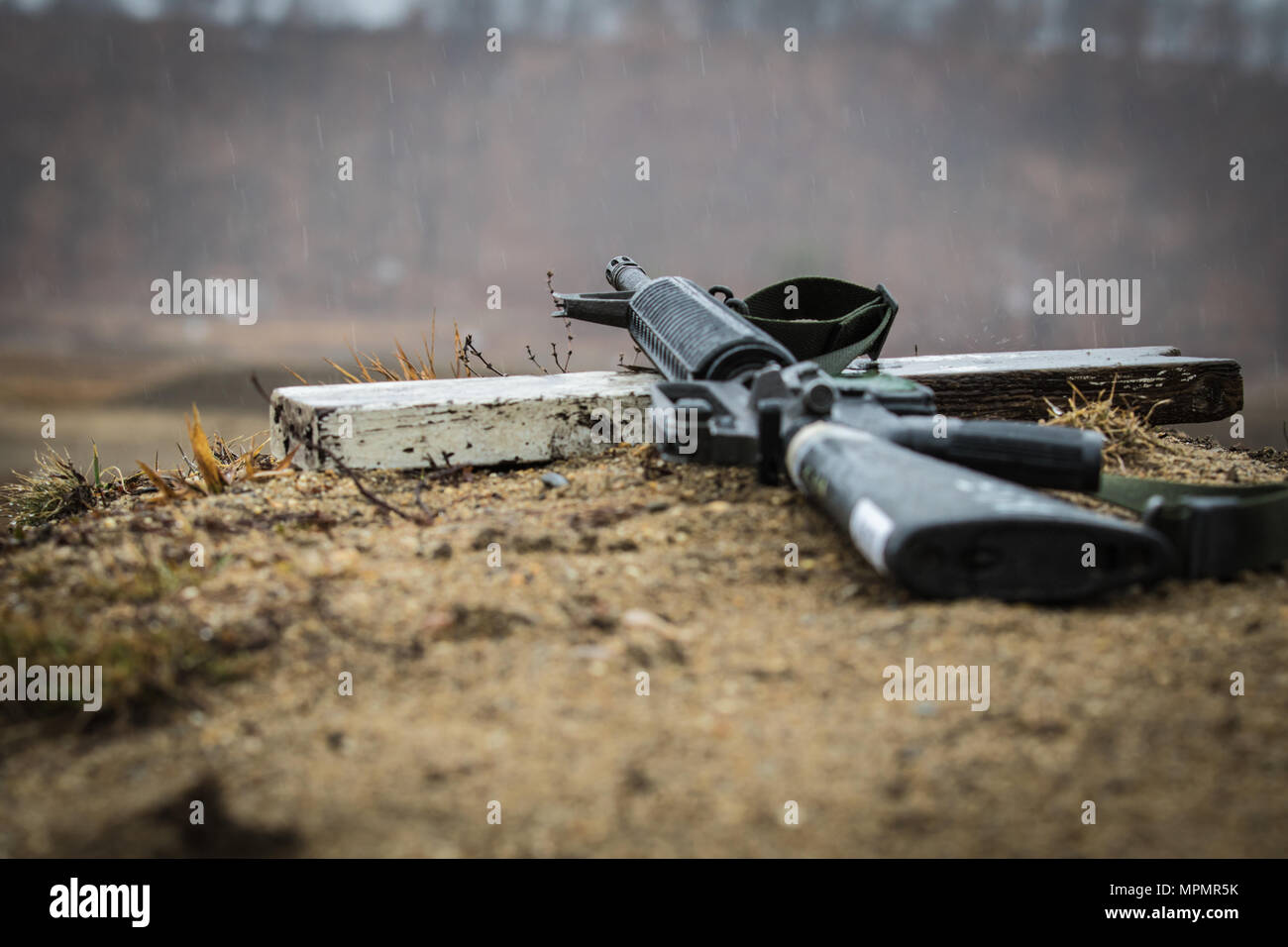 Un M16-A2 fucile sta in agguato per un competitore di raccoglierlo e di qualificarsi per i punti verso la loro posizione durante un guerriero migliore concorrenza a Fort Devens, Massachusetts Aprile 4, 2017. I concorrenti partecipano a una serie di eventi per determinare chi dovrà rappresentare l'ottantesimo TC e 99th RSC al USARC guerriero migliore concorrenza. Foto Stock