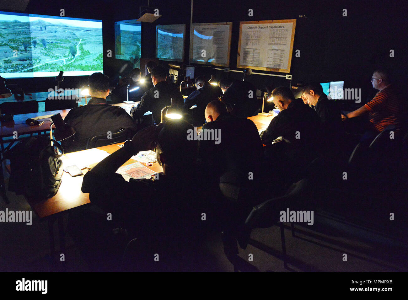 I carabinieri italiani del 7° Reggimento "Laives" di Bolzano conducono l'addestramento con il sistema Call for Fire Trainer (CFFT) a Caserma Ederle, Vicenza, Italia, il 4 aprile 2017. Il personale utilizzava le attrezzature dell'esercito statunitense RTSD South per migliorare la cooperazione bilaterale e aumentare l'efficacia delle operazioni congiunte. La formazione ha sottolineato l'acquisizione degli obiettivi, le procedure di incendio indiretto, la comunicazione, il processo decisionale, la consapevolezza della situazione, coordinamento, impegno tattico, pianificazione della missione, comando e controllo e interoperabilità con le forze alleate. Foto Stock