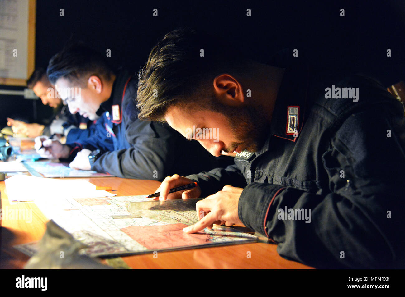 I carabinieri italiani del 7° Reggimento “Laives” di Bolzano conducono un esercizio di addestramento con il sistema Call for Fire Trainer (CFFT) presso Caserma Ederle, Vicenza. Utilizzando l'attrezzatura U.S. Army RTSD South, l'esercitazione migliora il coordinamento, la risposta tattica, la capacità del personale e la competenza operativa congiunta. La formazione pone l'accento sull'obiettivo del supporto antincendio, sul processo decisionale sotto pressione e sull'interoperabilità nelle esercitazioni multinazionali. Foto Stock