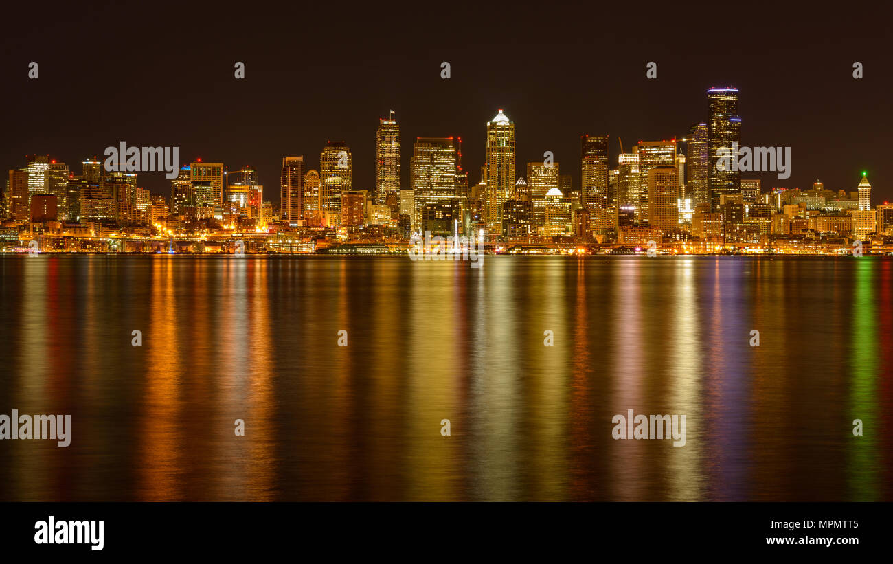 Vista notturna della skyline di Seattle - Una panoramica vista notturna di Seattle Downtown, guardando da Alki attraversando la spiaggia della Baia di Elliott. Washington, Stati Uniti d'America. Foto Stock