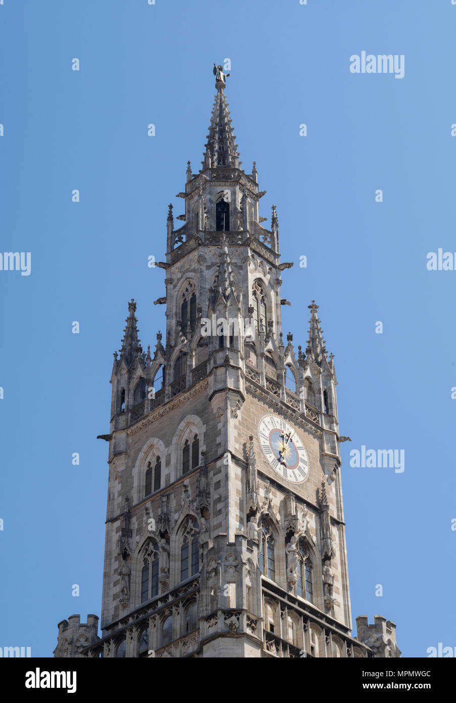 La parte superiore della torre sopra Neues Rathaus nella Marienplatz di München Foto Stock