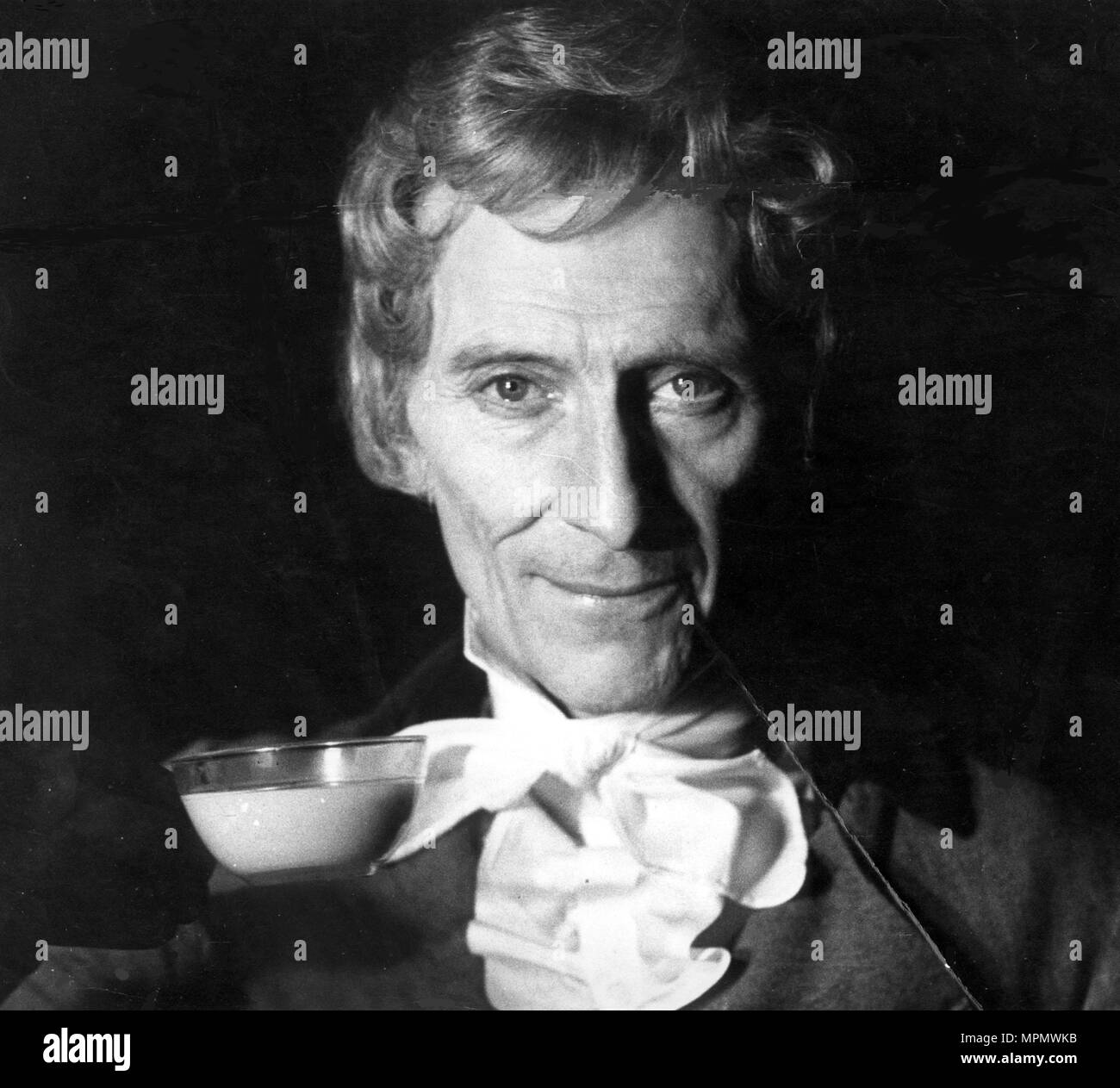 PETER CUSHING , DURANTE LE RIPRESE DI FRANKENSTEIN ALLA CASA DI MARTELLO DI ORRORI STUDIO PINEWOOD.1972 Foto Stock