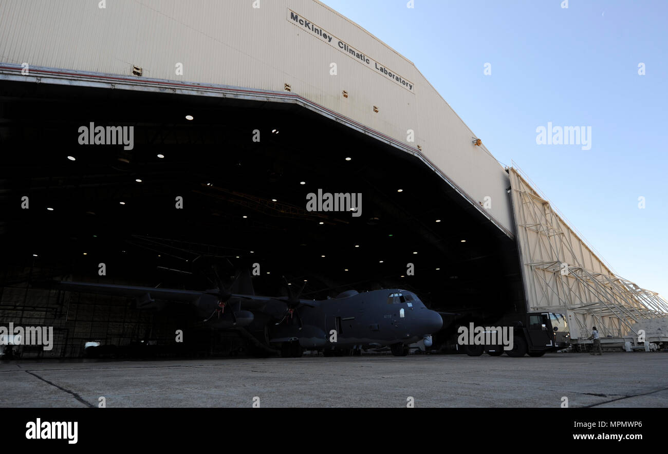 Aria Commandos dal 1 Operazioni Speciali Manutenzione aeromobili squadrone trainare un AC-130J Ghostrider gunship fuori del McKinley laboratorio climatiche a Eglin Air Force Base, Marzo 22, 2017. Il gunship subì la prima immersione a freddo, un test fatto per esaminare il velivolo è in grado di funzionare a temperature estreme. (Air Force foto di Airman 1s classe Dennis Spagna) Foto Stock