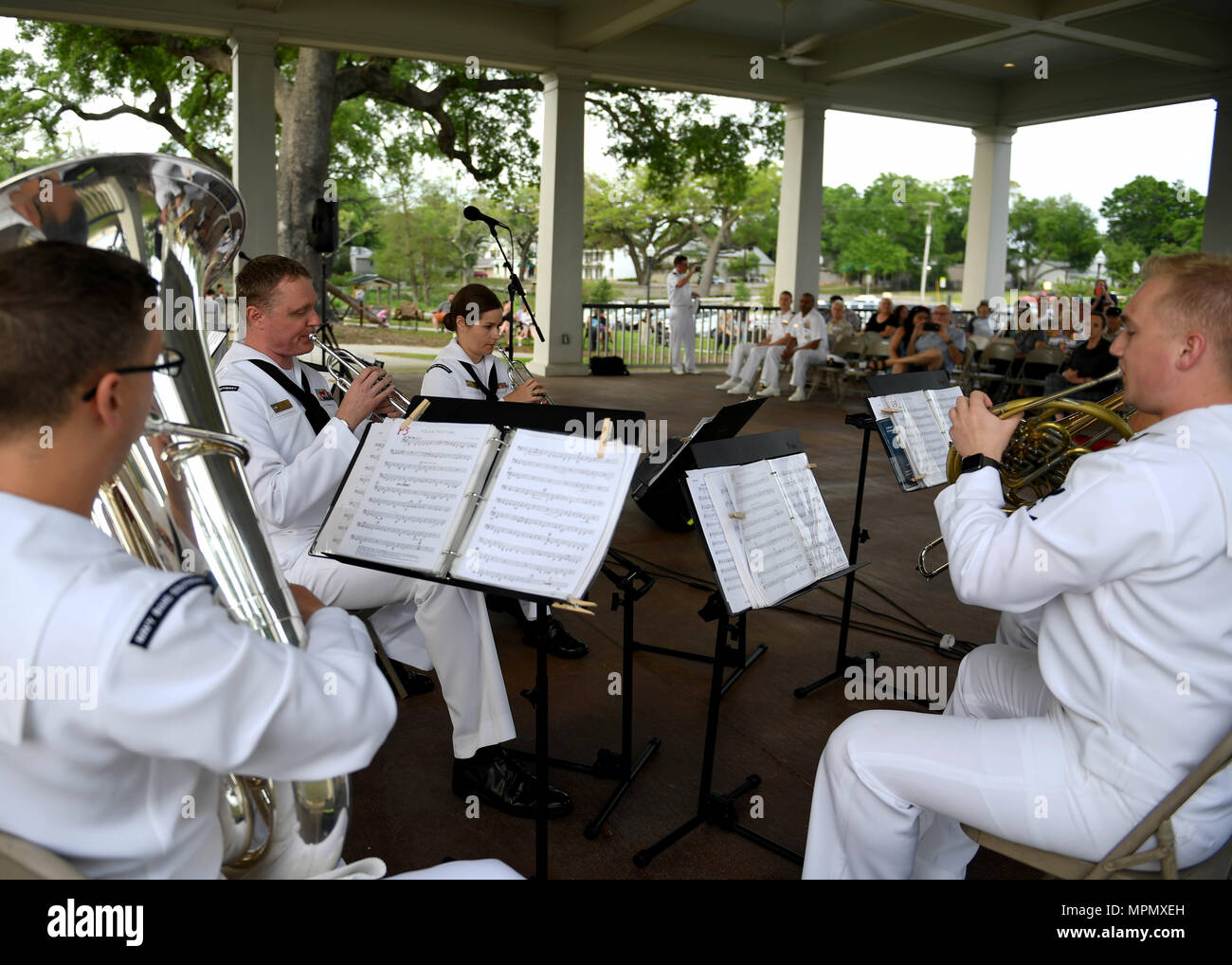 170404-N-LQ926-769 BILOXI Miss. (4 aprile 2017) La banda della marina militare del sud-est del quartetto di ottone esegue durante una settimana Marina concerto pubblico alla Lighthouse Park di Biloxi Miss. Gulfport Biloxi/è una delle regioni selezionate per ospitare un 2017 Navy la settimana, una settimana dedicata a sollevare U.S. Navy in consapevolezza attraverso irradiazione locale, nel servizio alla comunità e mostre. (U.S. Foto di Marina di Massa lo specialista di comunicazione 2a classe Alex Van'tLeven/rilasciato) Foto Stock