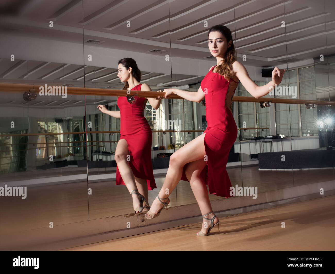 Una giovane donna che balla il Tango, Istanbul Foto Stock