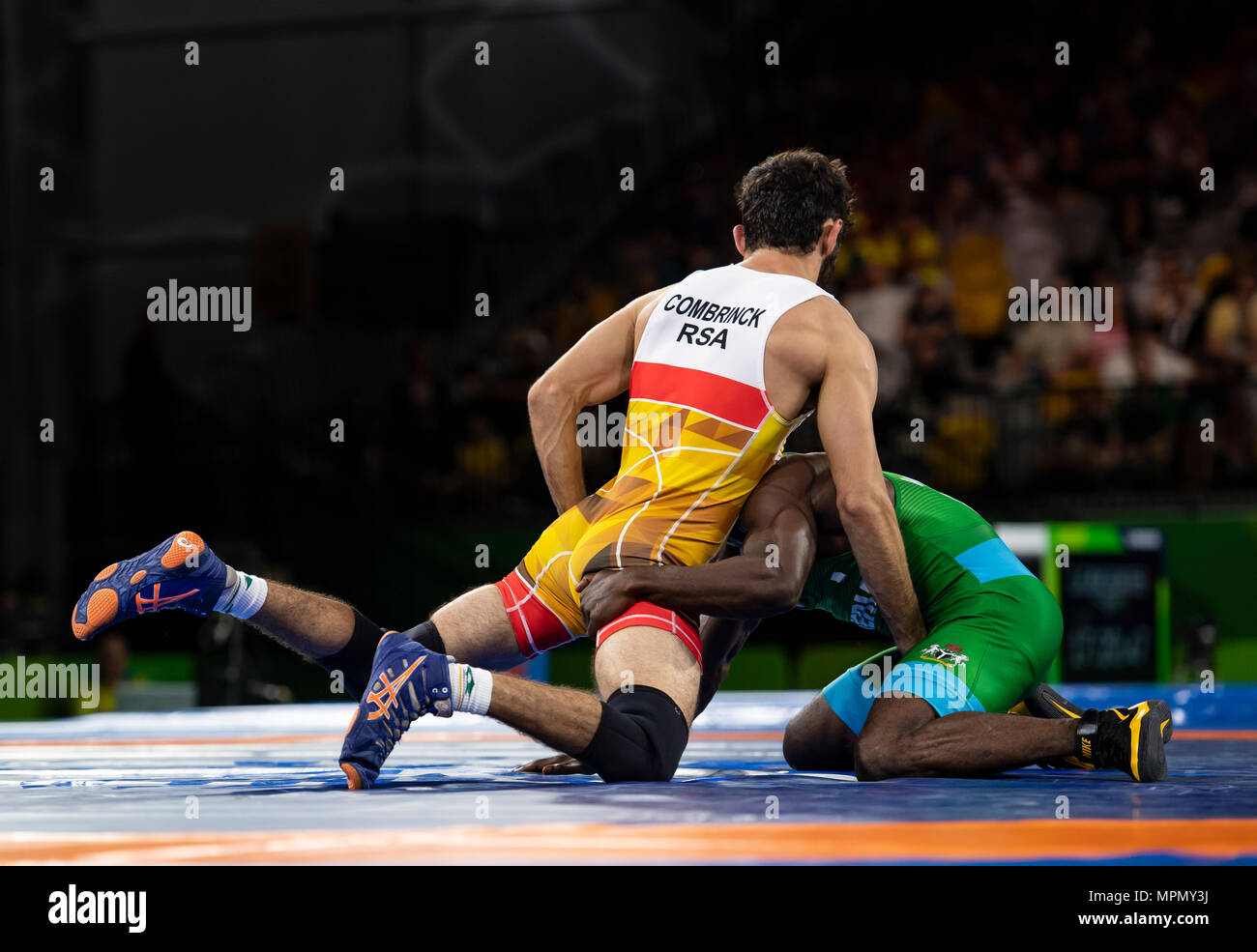 GOLD COAST, Australia - 12 aprile: Ebikewenimo Welson della Nigeria v Gen Combrinck del Sud Africa a competere in uomini 57kg medaglia di bronzo tappetino di Freestyle Foto Stock