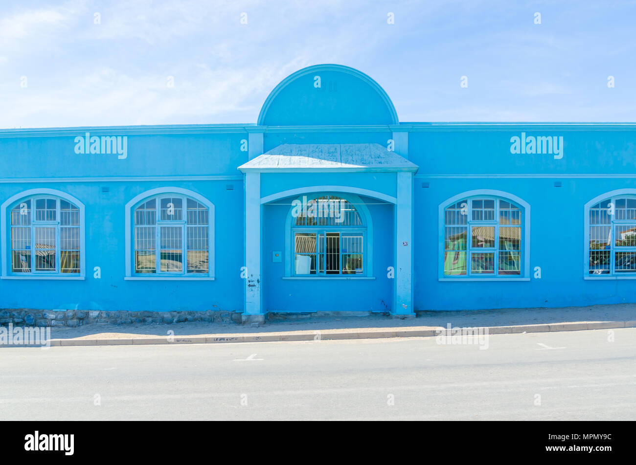 Blu brillante Tedesco casa coloniale storica sulla giornata di sole Foto Stock