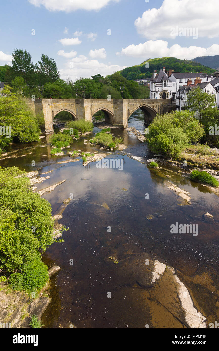 La Dee bridge in Llangollen una delle sette meraviglie del Galles costruito nel XVI secolo è il principale punto di attraversamento sul fiume Dee o Afon Dyfrdwy Foto Stock