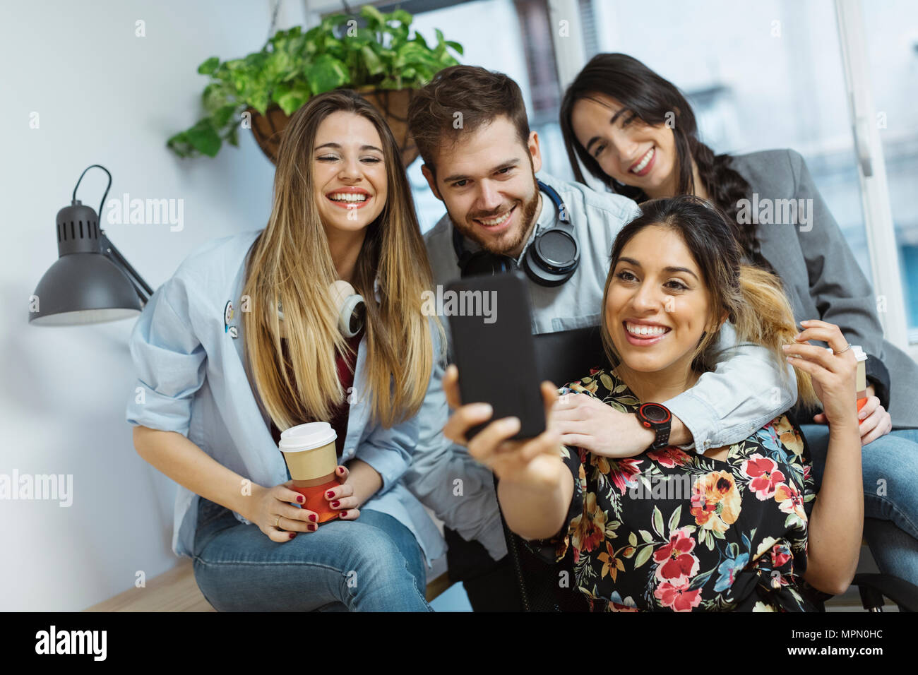 Felice casual i colleghi in ufficio tenendo un selfie Foto Stock