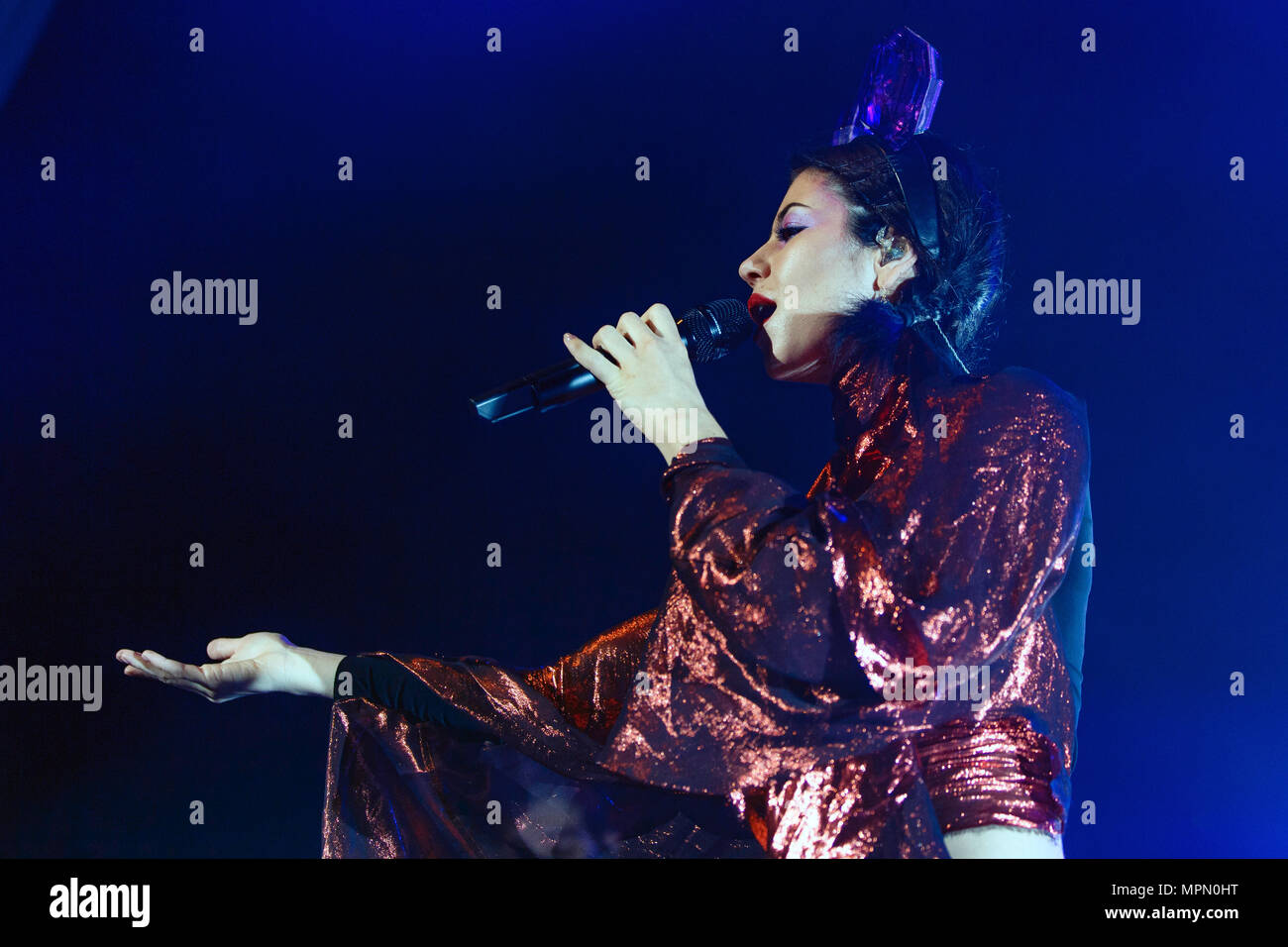 Marina e i diamanti (Marina Diamandis) performing live durante la sua natura al Neon Tour. Marina e i diamanti live, Marina Diamandis sul palco. Foto Stock