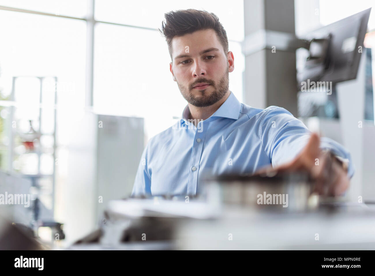 L'uomo esaminando prodotto in azienda Foto Stock