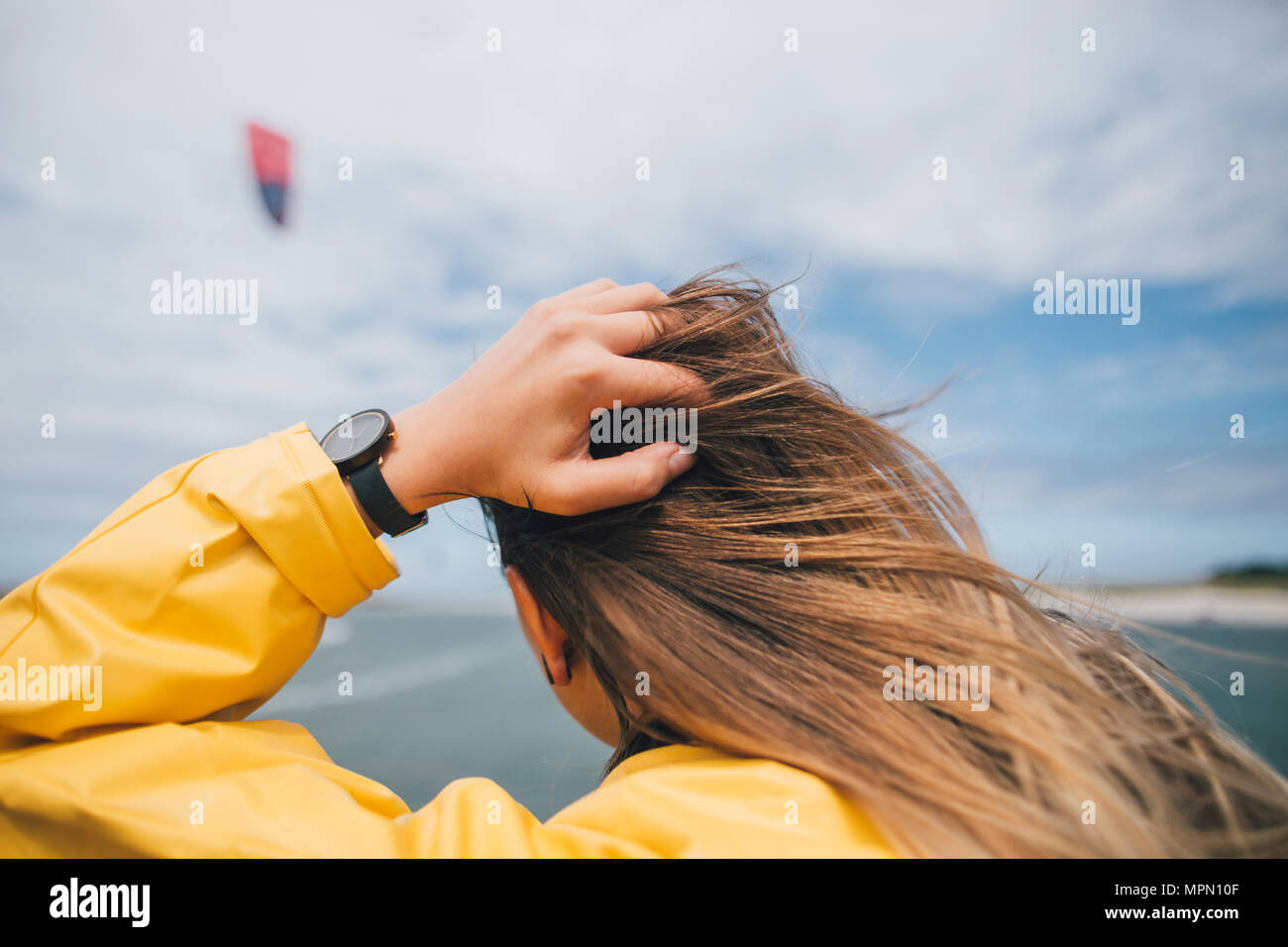 Francia, Bretagna, Landeda, Dune de Sainte-Marguerite, vista posteriore con i capelli lunghi giovane donna presso la costa Foto Stock