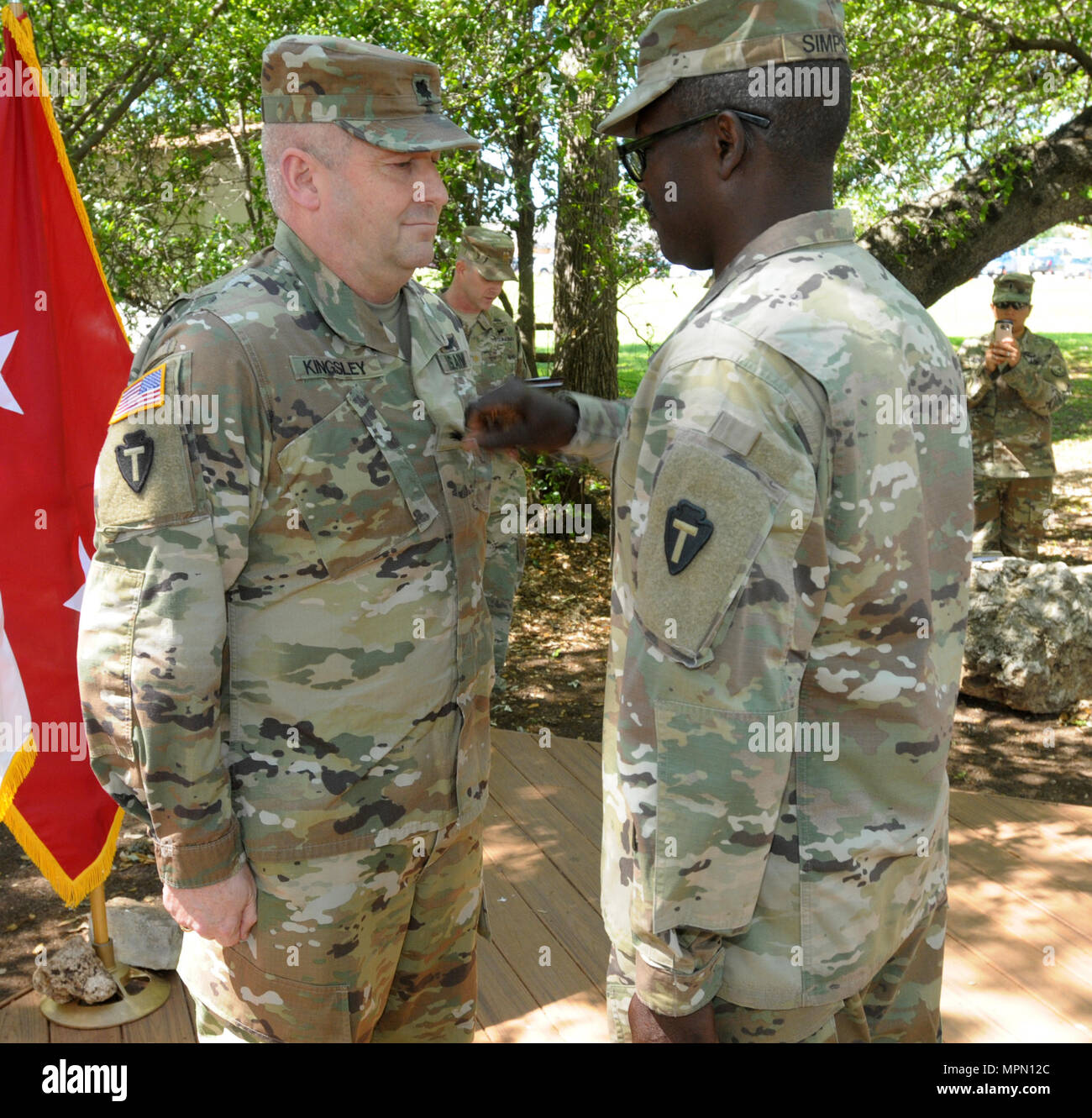 Il Mag. Gen. Lester Simpson, 36th divisione di fanteria Comandante generale promosso Scott Kingsley, 36th Inf. Div. Capo del personale per il grado di Colonnello nel corso di una cerimonia che si terrà il 6 aprile, a Camp Mabry. Kingsley è il tempo pieno di ufficiale responsabile per la Guardia Nazionale divisione assicurando la missione e soldato prontezza. (U.S. Esercito foto di Sgt. 1. Classe Michael Leslie, 36th divisione di fanteria per Affari pubblici) Foto Stock