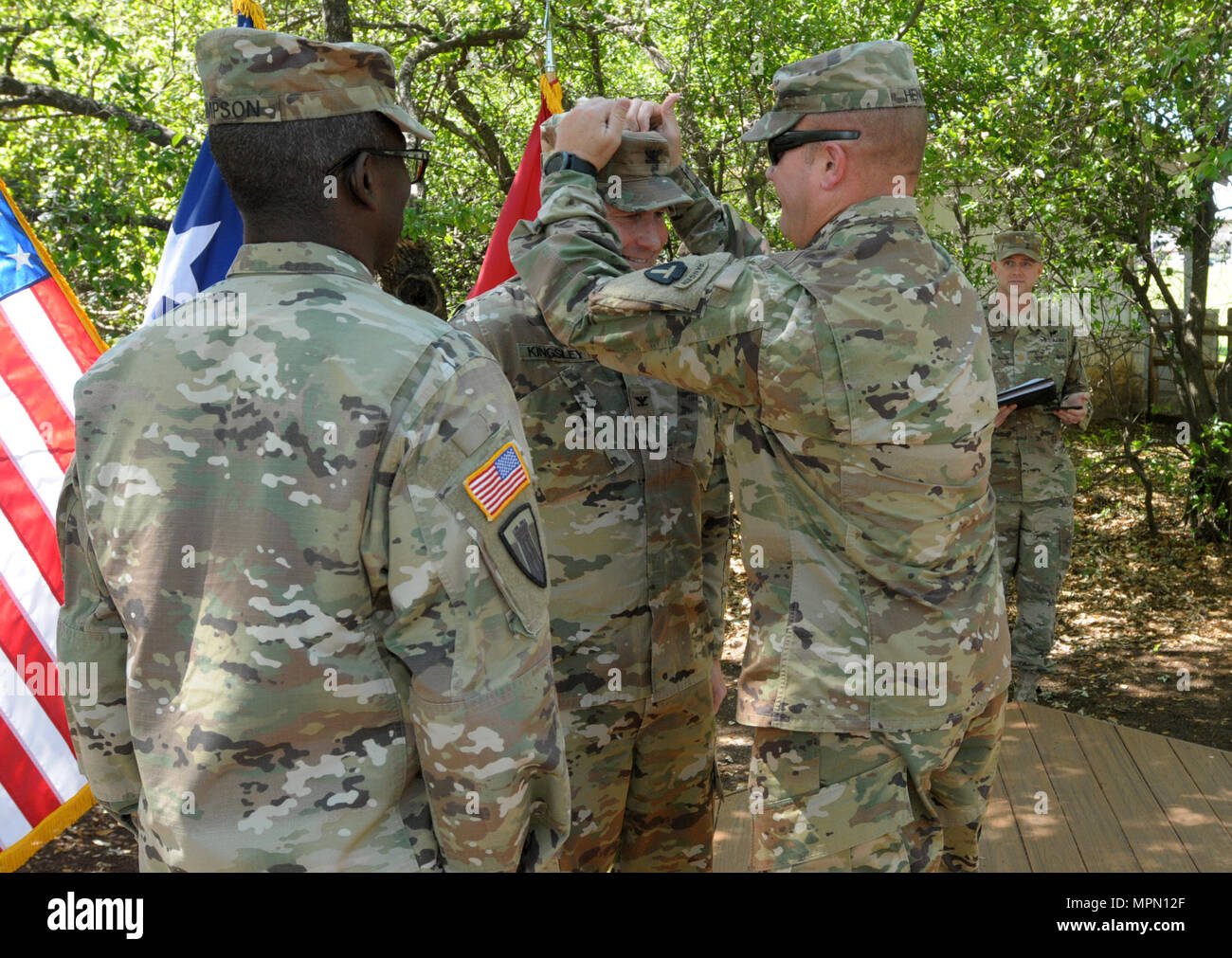 Il Mag. Gen. Lester Simpson, 36th divisione di fanteria Comandante generale e il vice comandante generale, Briga. Gen. Lee Henry, promosso Scott Kingsley, 36th Inf. Div. Capo del personale per il grado di Colonnello nel corso di una cerimonia che si terrà il 6 aprile, a Camp Mabry. Kingsley è il tempo pieno di ufficiale responsabile per la Guardia Nazionale divisione assicurando la missione e soldato prontezza. (U.S. Esercito foto di Sgt. 1. Classe Michael Leslie, 36th divisione di fanteria per Affari pubblici) Foto Stock