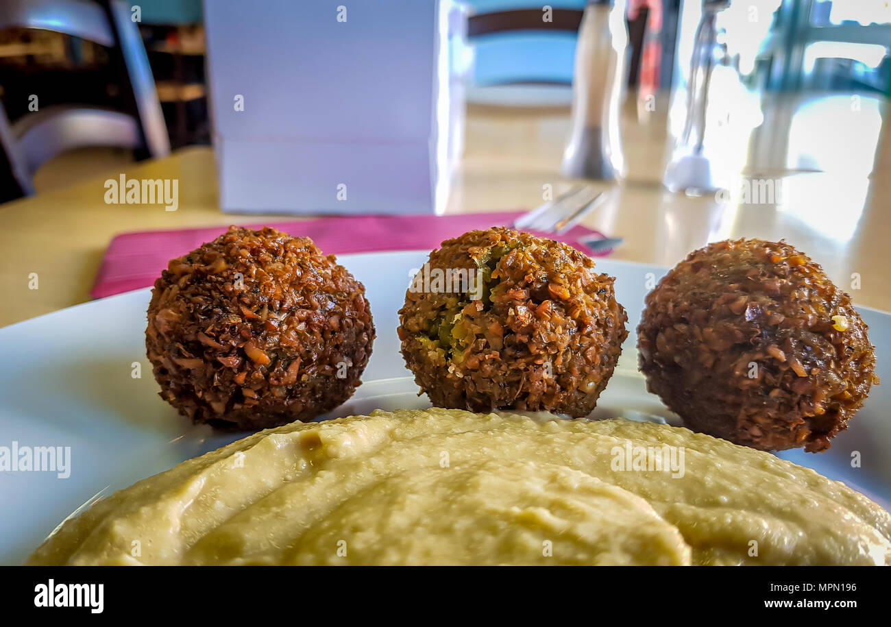 Le sfere di falafel con hummus in un takeaway Foto Stock