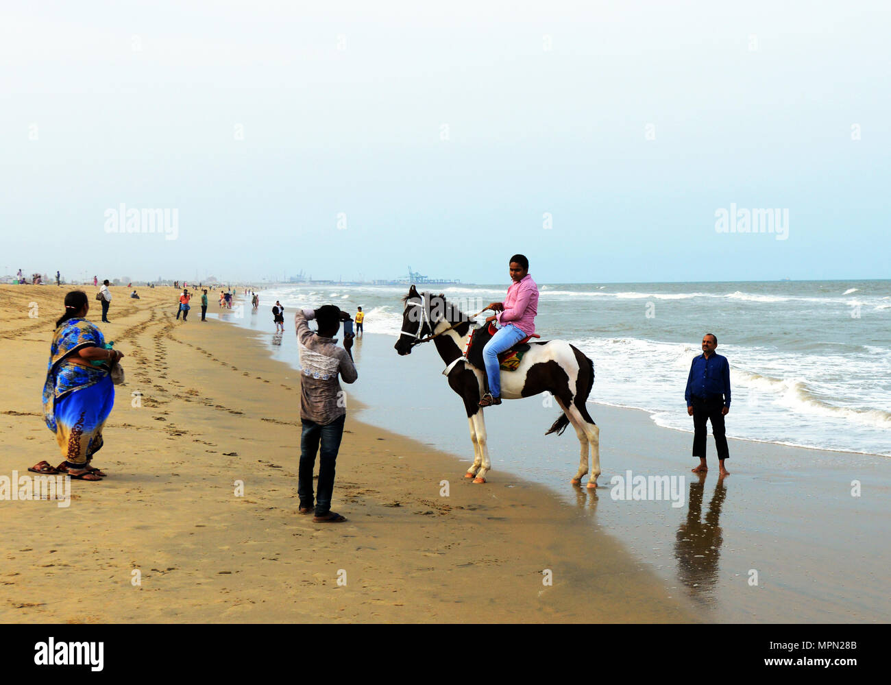 Passeggiate a cavallo sulla spiaggia di Marina di Chennai, India. Foto Stock