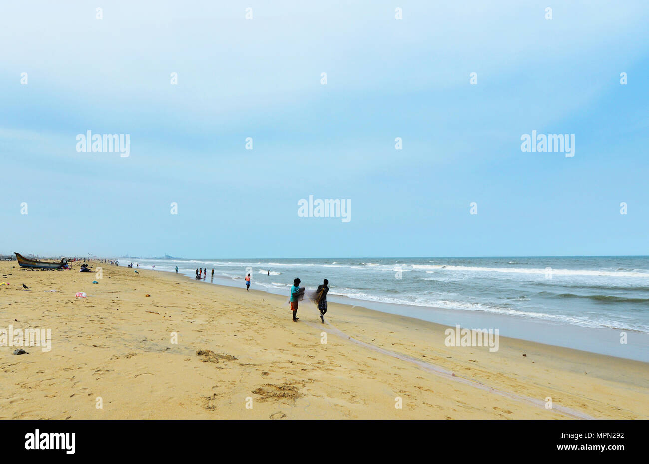 I pescatori organizzare le loro reti da pesca sulla spiaggia di Marina di Chennai, India. Foto Stock